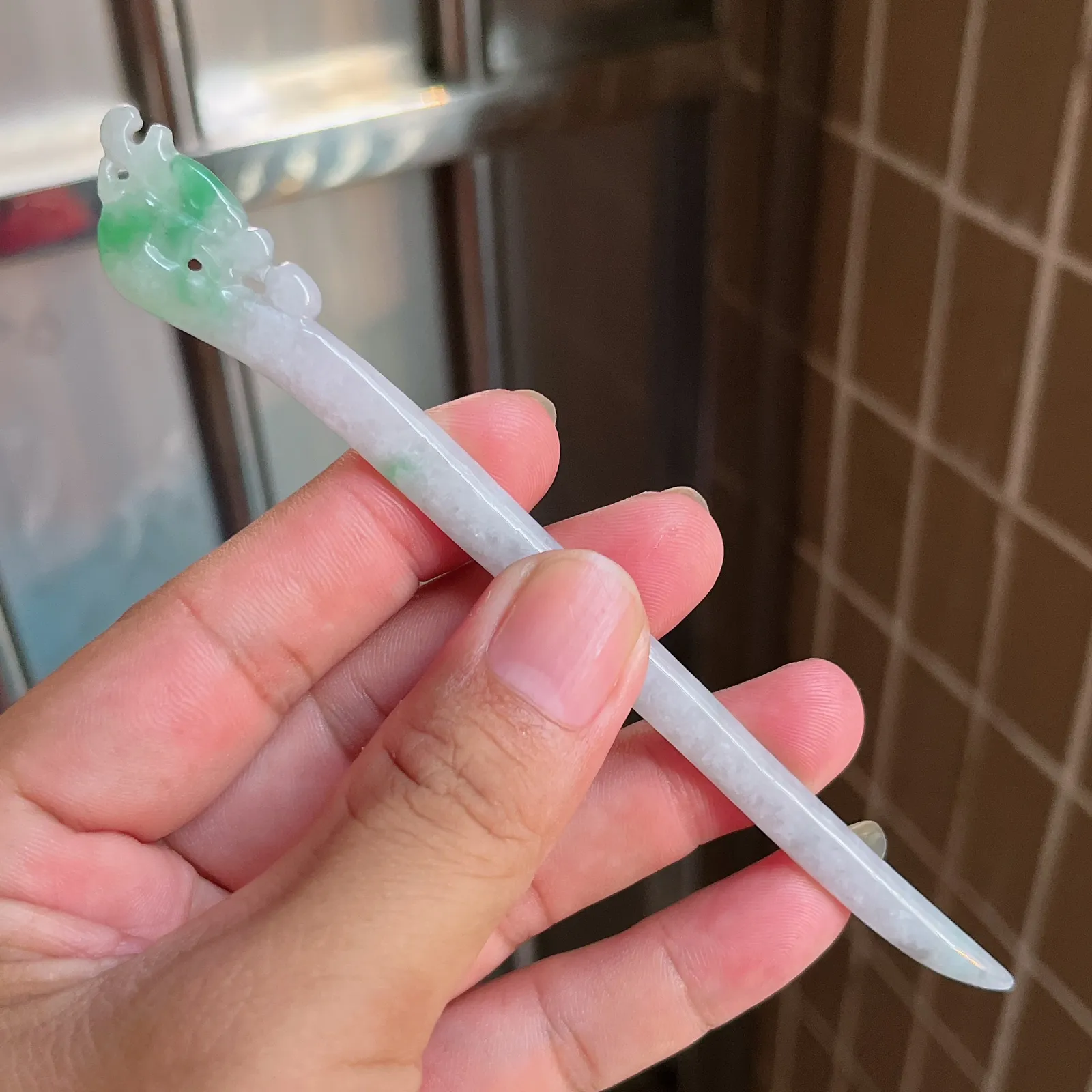 自然光实拍  水润精工冰透飘阳绿九五至尊螭龙发簪。玉质细腻莹润 雕工精湛，佩戴高雅大方   线条优美 Lww尺寸:145/16/4.5mm