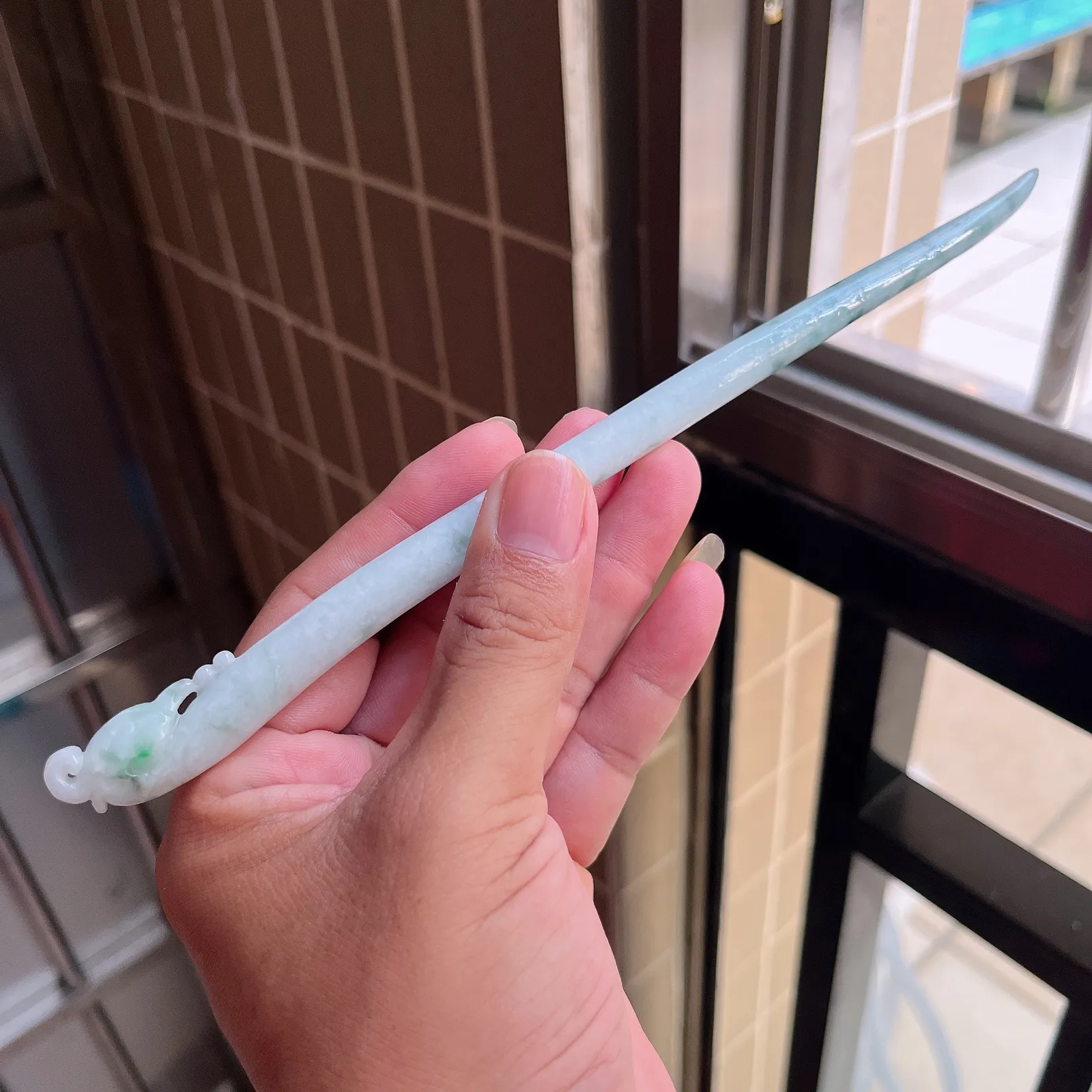 自然光实拍  水润精工冰透飘花凤舞九天凤头发簪。玉质细腻莹润 雕工精湛，佩戴高雅大方   线条优美 Lww尺寸:210/15/9mm