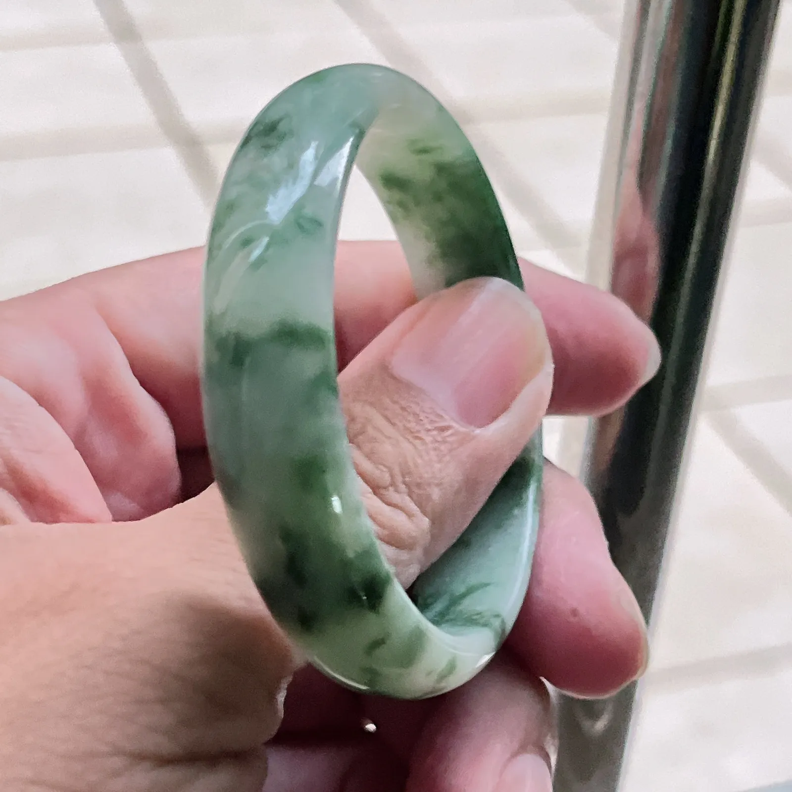 自然光实拍！老坑水润冰透飘绿花55mm圈口天然翡翠宽条贵妃手镯。玉质细腻温润 色泽清新淡雅 佩戴水灵