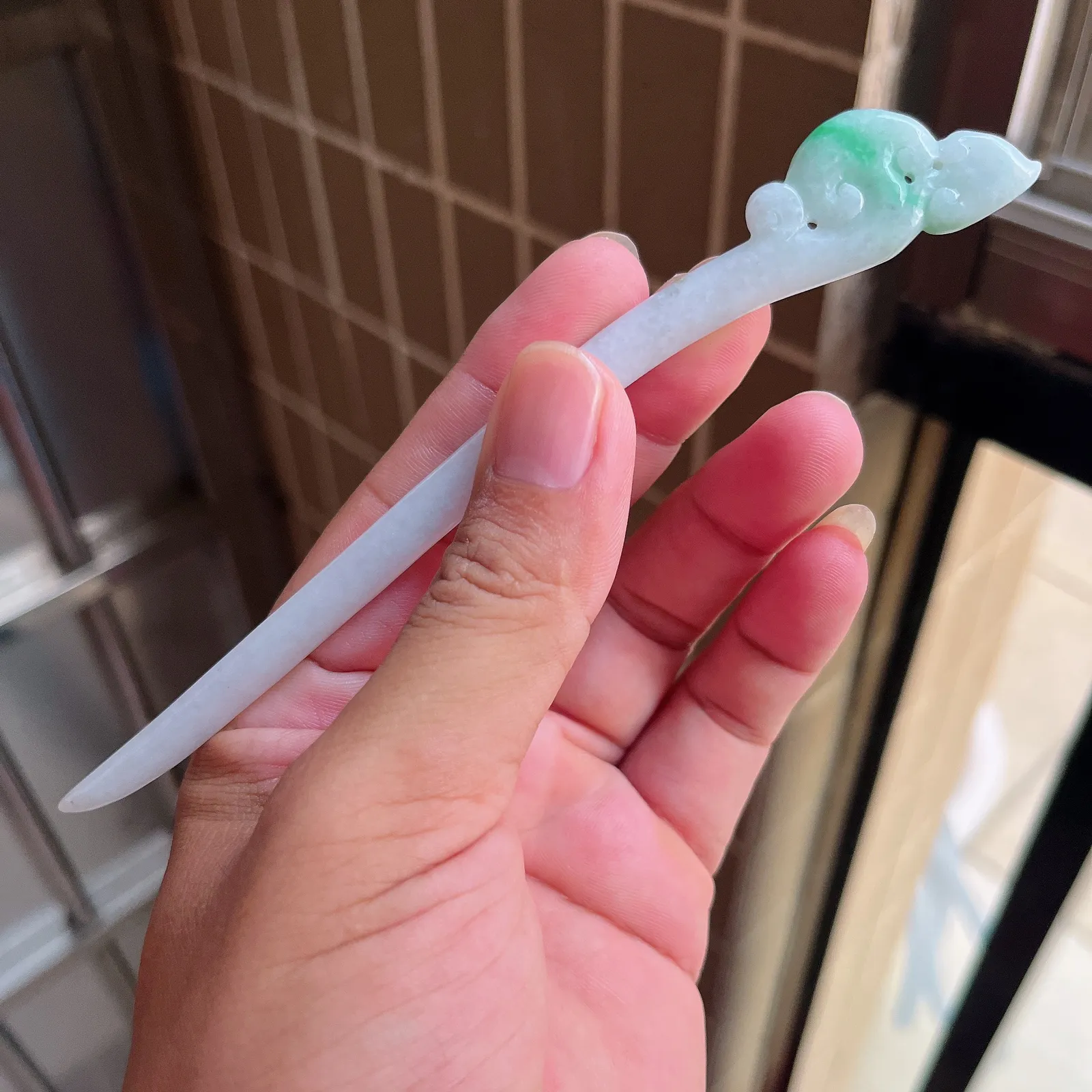 自然光实拍  水润精工冰透飘阳绿如意发簪。玉质细腻莹润 雕工精湛，佩戴高雅大方   线条优美 Lww尺寸:160/20/5mm