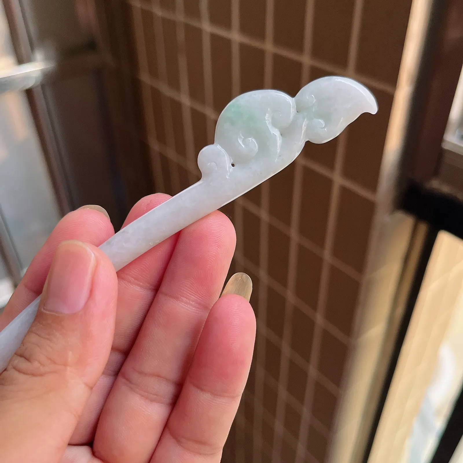 自然光实拍  水润精工冰透飘阳绿如意发簪。玉质细腻莹润 雕工精湛，佩戴高雅大方   线条优美 尺寸:175/23/5mm