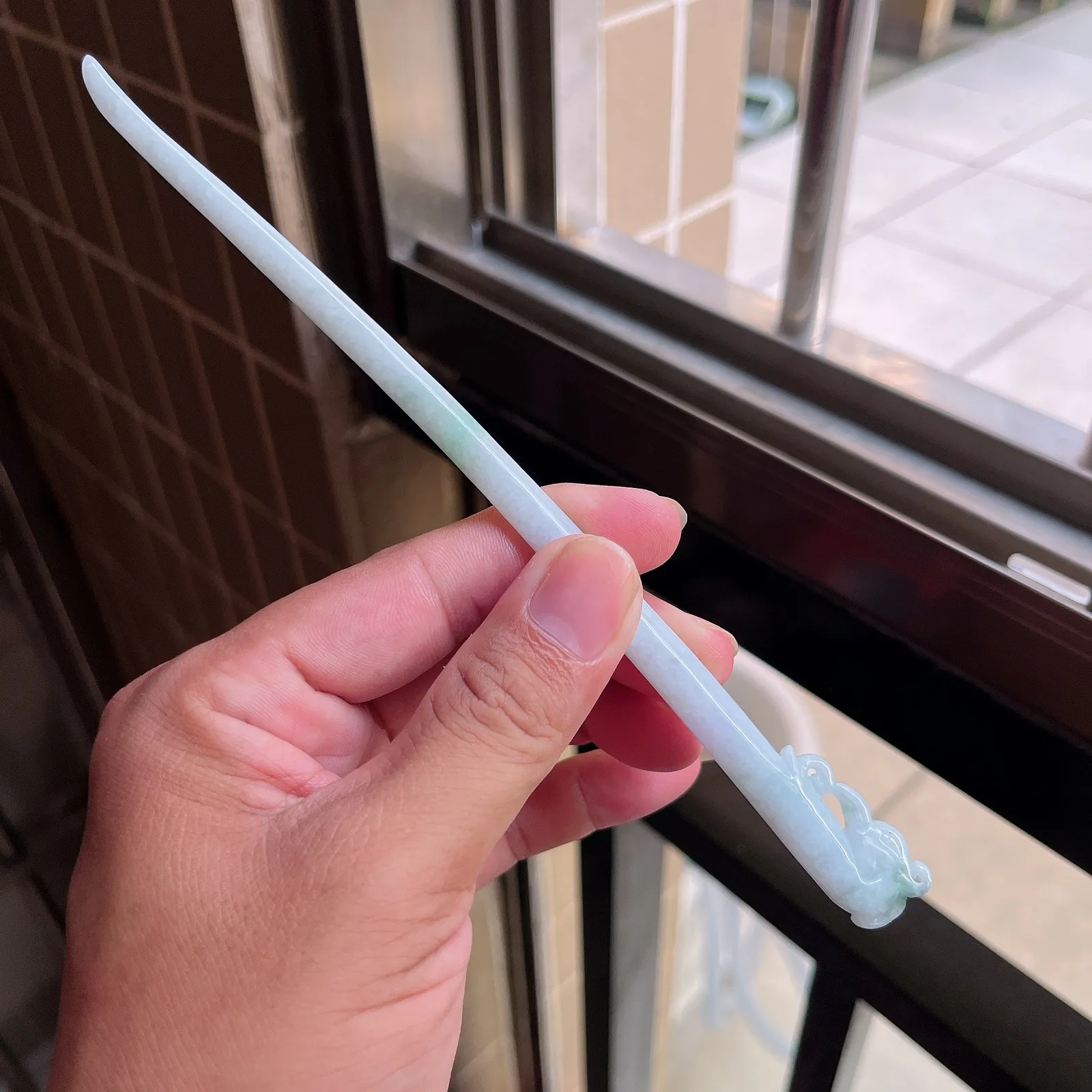自然光实拍  水润精工冰透飘花凤舞九天凤头发簪。玉质细腻莹润 雕工精湛，佩戴高雅大方   线条优美 lww尺寸:190/16/7mm