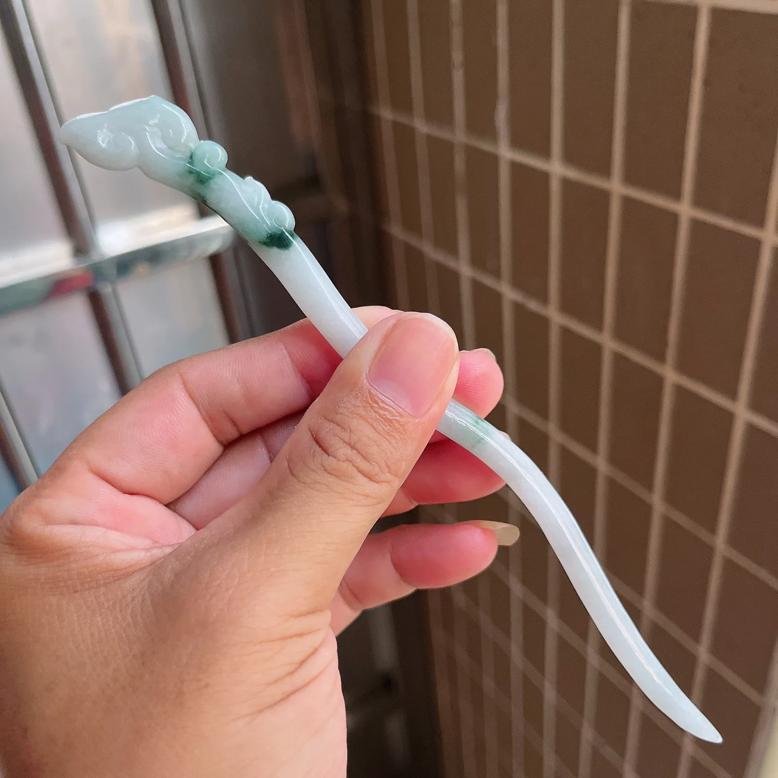 自然光实拍  水润精工冰透飘花如意发簪。玉质细腻莹润 雕工精湛，佩戴高雅大方   线条优美 Lww 尺寸:175/17/6mm