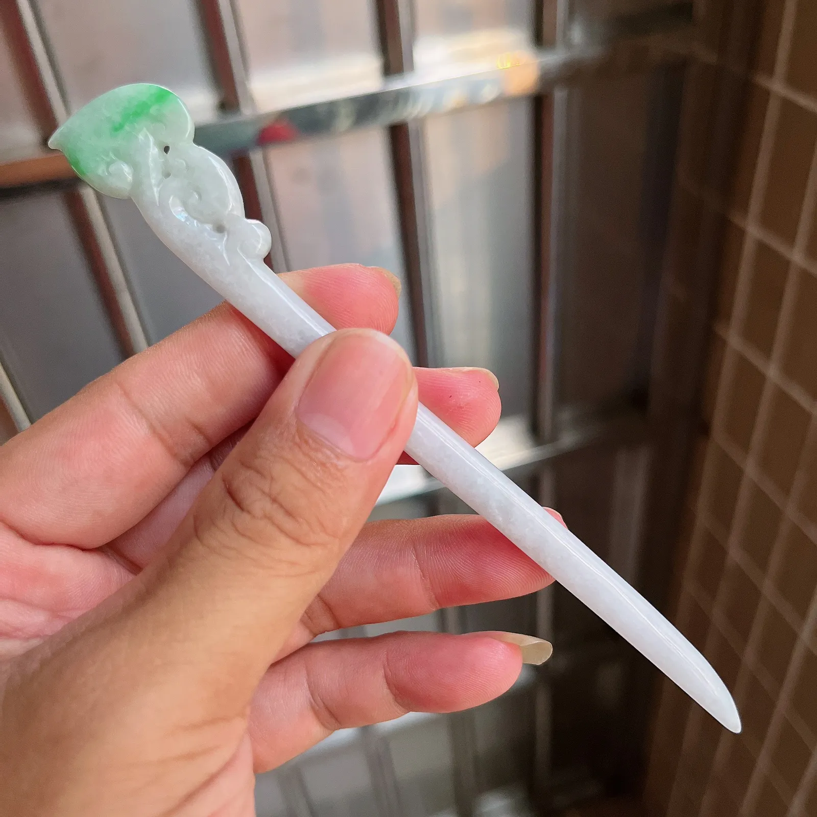 自然光实拍  水润精工冰透飘阳绿如意发簪。玉质细腻莹润 雕工精湛，佩戴高雅大方   线条优美 Lww尺寸:147/19/5mm