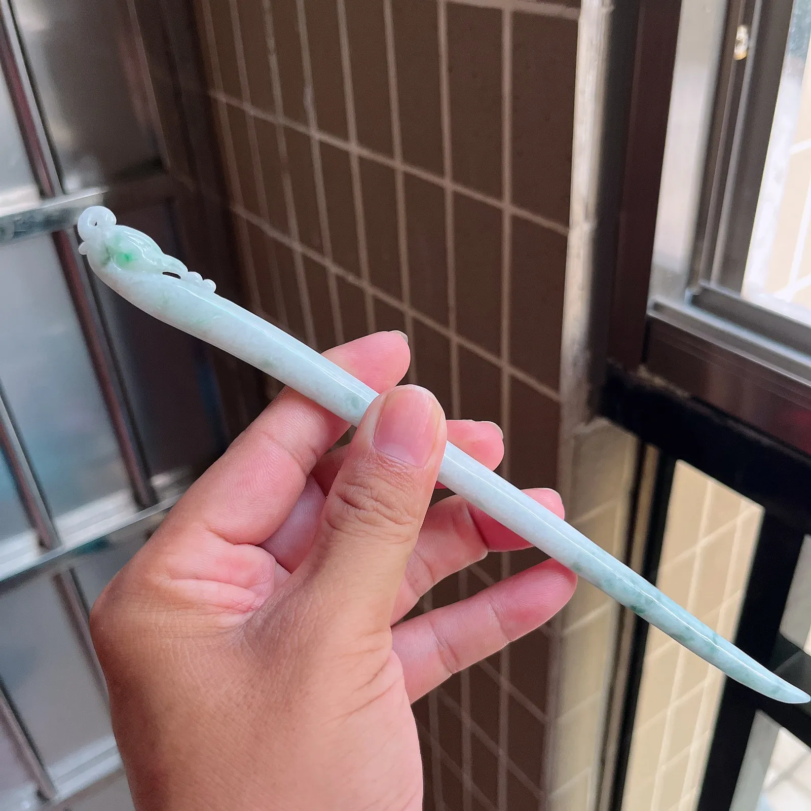 自然光实拍  水润精工冰透飘花凤舞九天凤头发簪。玉质细腻莹润 雕工精湛，佩戴高雅大方   线条优美 