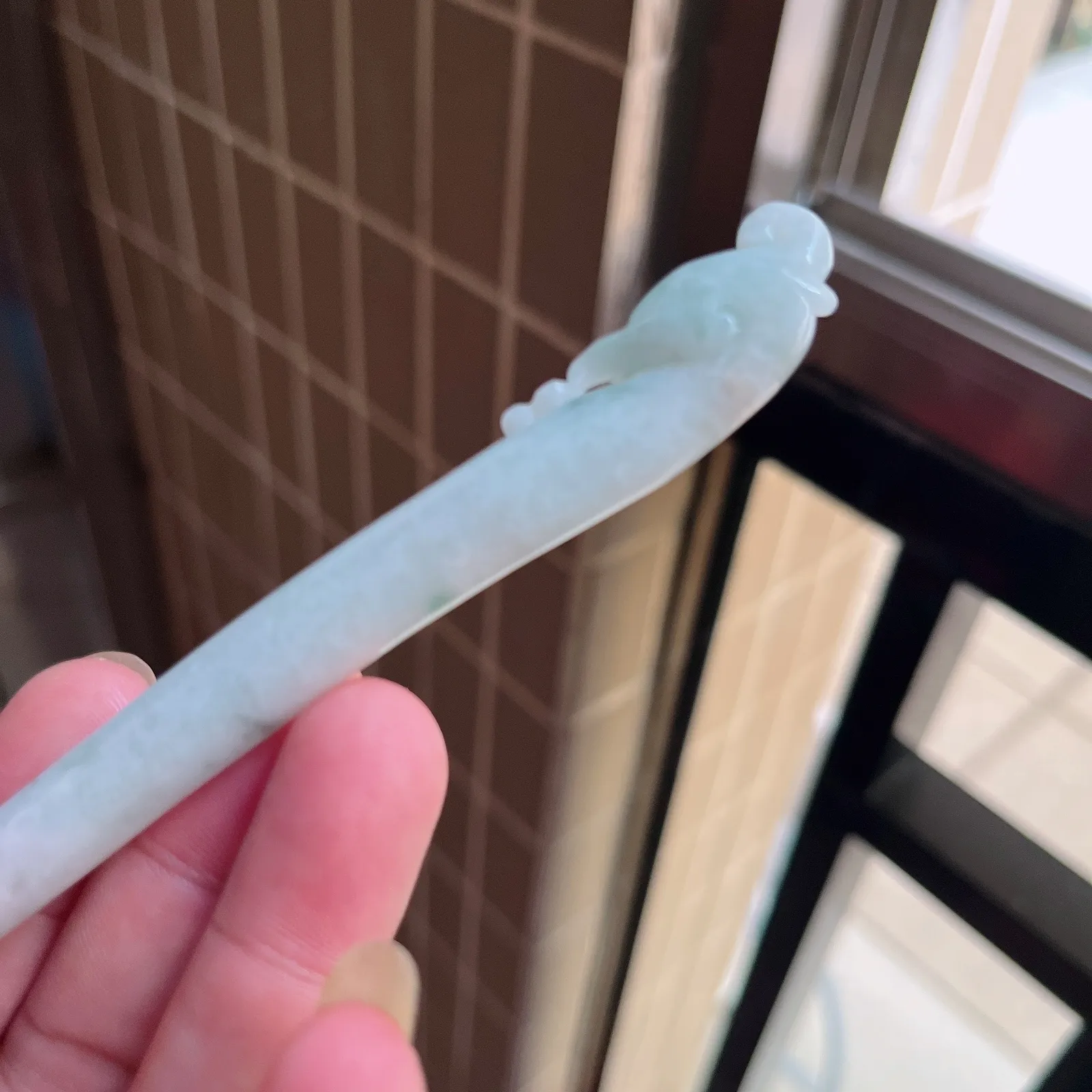 自然光实拍  水润精工冰透飘花凤舞九天凤头发簪。玉质细腻莹润 雕工精湛，佩戴高雅大方   线条优美 Lww尺寸:210/15/9mm