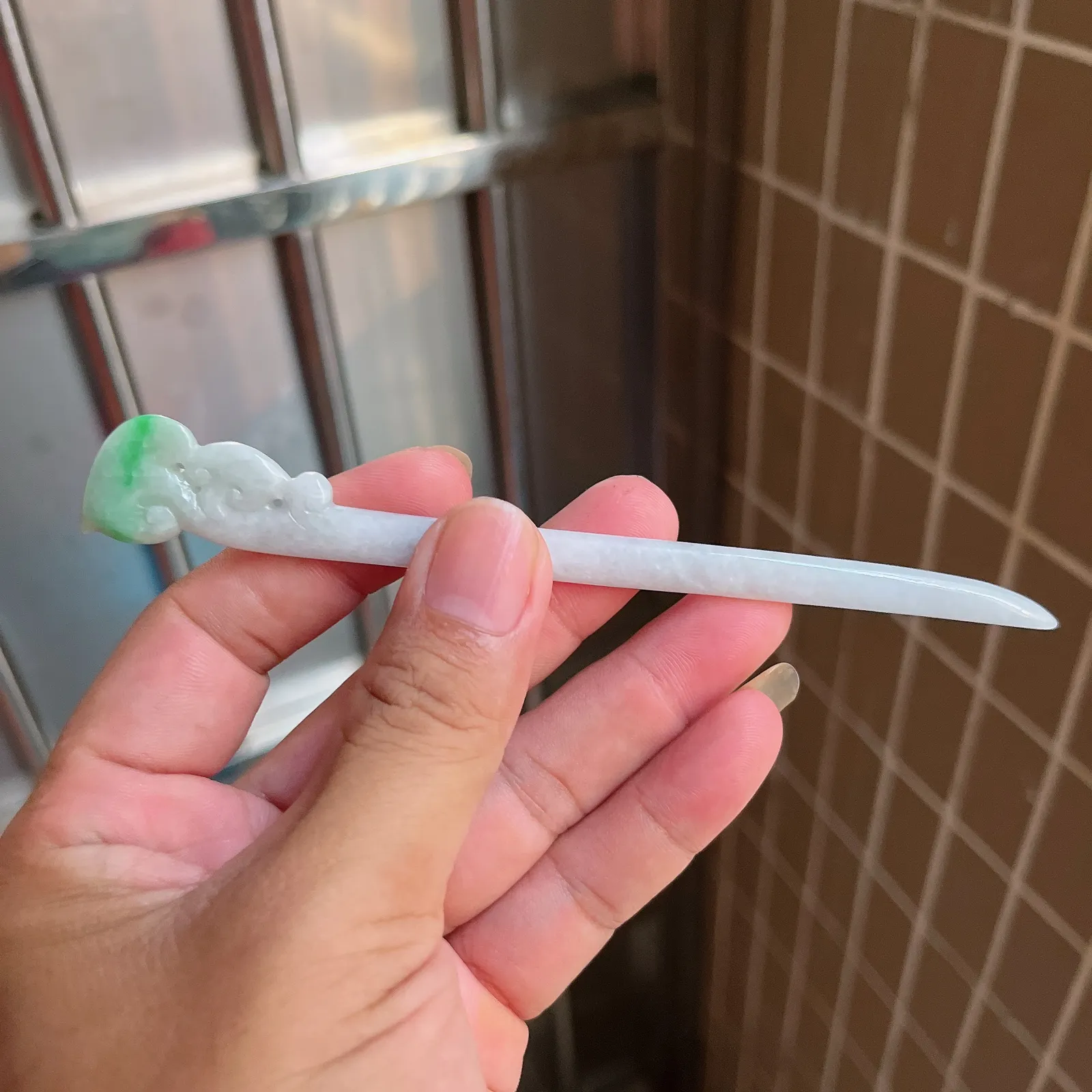 自然光实拍  水润精工冰透飘阳绿如意发簪。玉质细腻莹润 雕工精湛，佩戴高雅大方   线条优美 Lww
