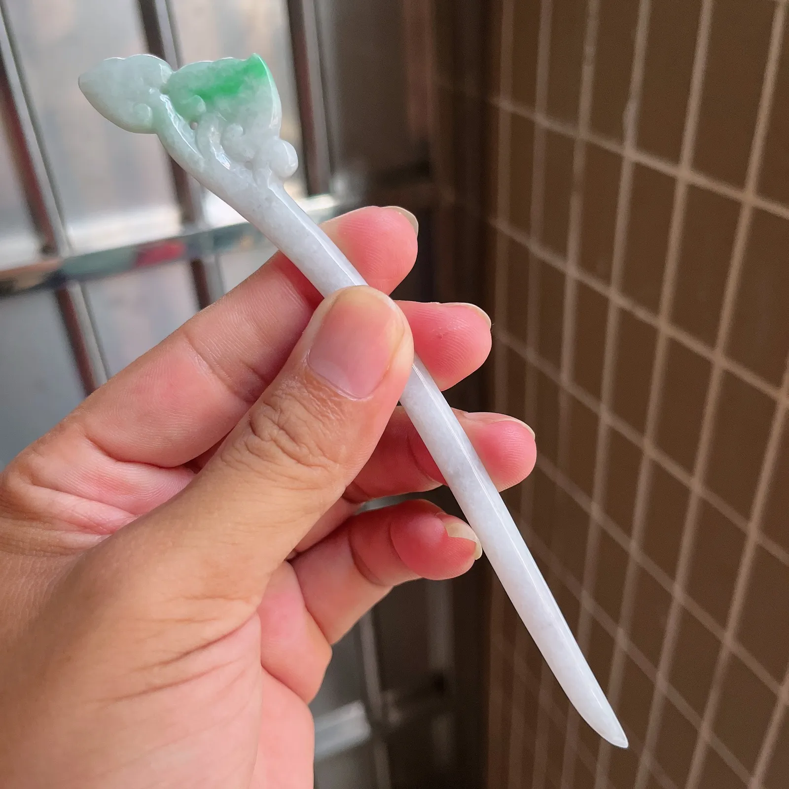 自然光实拍  水润精工冰透飘阳绿如意发簪。玉质细腻莹润 雕工精湛，佩戴高雅大方   线条优美 lww尺寸:160/27/5mm