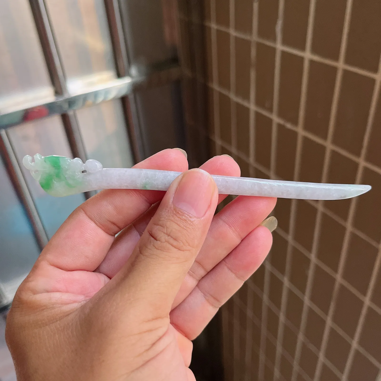 自然光实拍  水润精工冰透飘阳绿九五至尊螭龙发簪。玉质细腻莹润 雕工精湛，佩戴高雅大方   线条优美