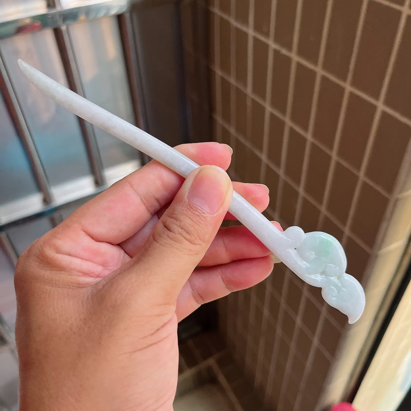 自然光实拍  水润精工冰透飘阳绿如意发簪。玉质细腻莹润 雕工精湛，佩戴高雅大方   线条优美 尺寸:175/23/5mm