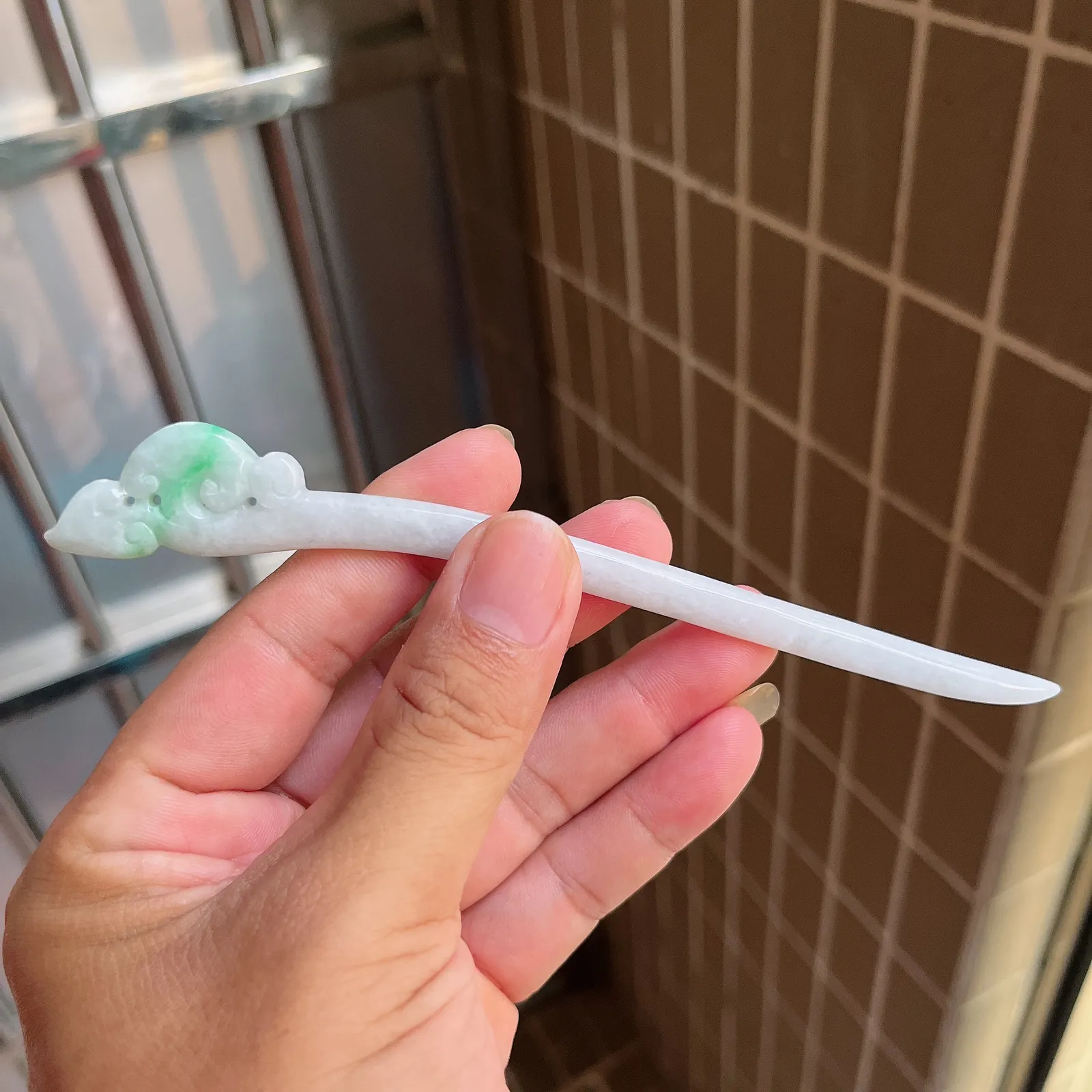 自然光实拍  水润精工冰透飘阳绿如意发簪。玉质细腻莹润 雕工精湛，佩戴高雅大方   线条优美 Lww