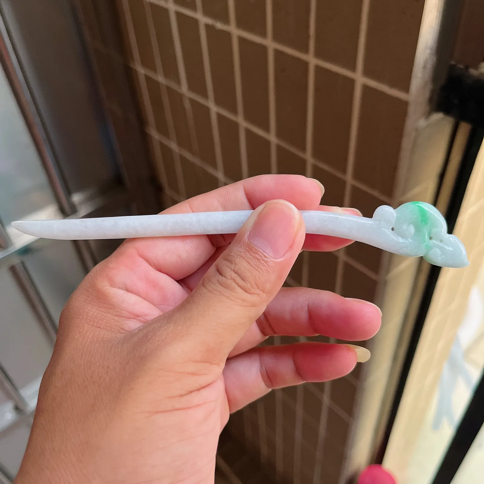 自然光实拍  水润精工冰透飘阳绿如意发簪。玉质细腻莹润 雕工精湛，佩戴高雅大方   线条优美 Lww尺寸:160/20/5mm