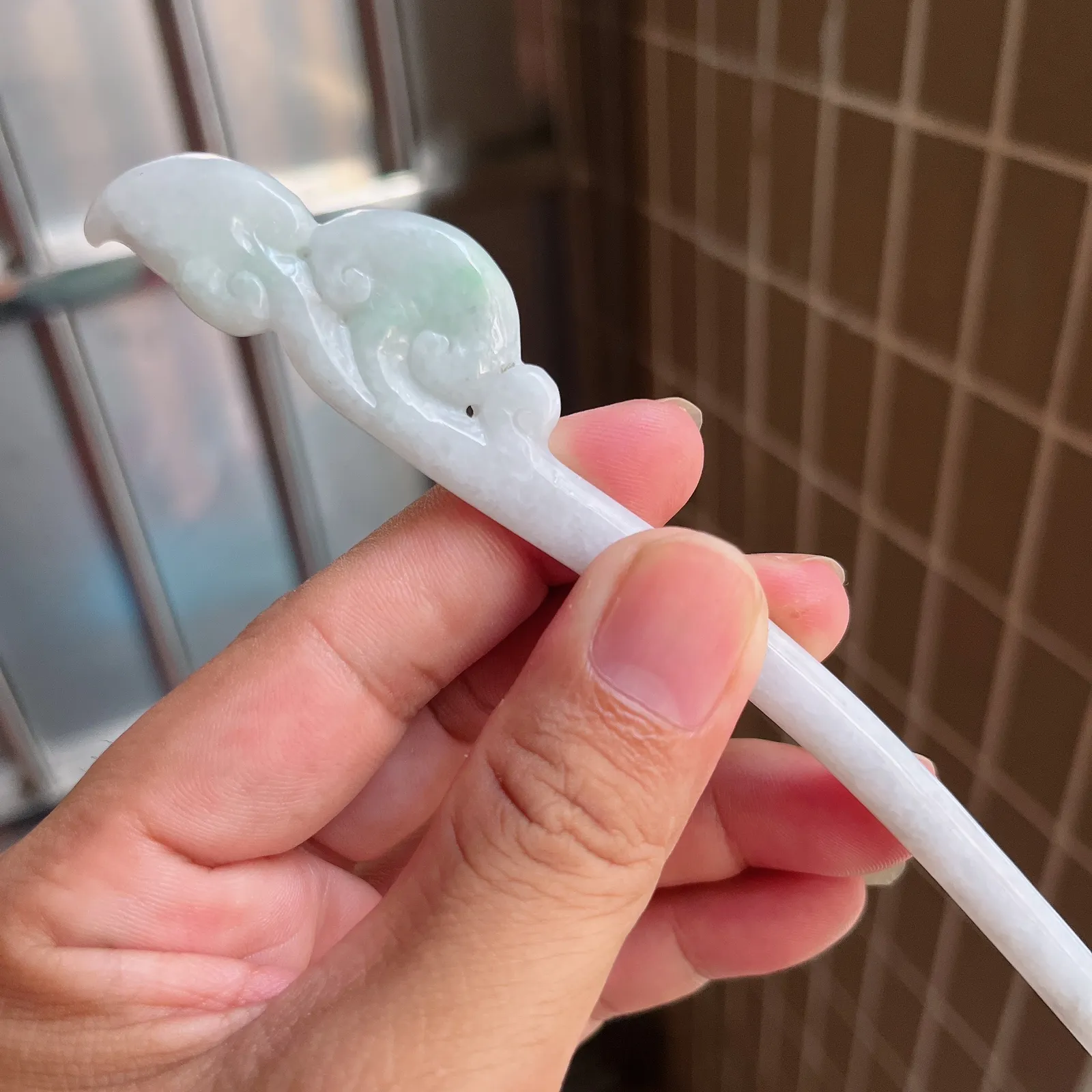 自然光实拍  水润精工冰透飘阳绿如意发簪。玉质细腻莹润 雕工精湛，佩戴高雅大方   线条优美 尺寸:175/23/5mm