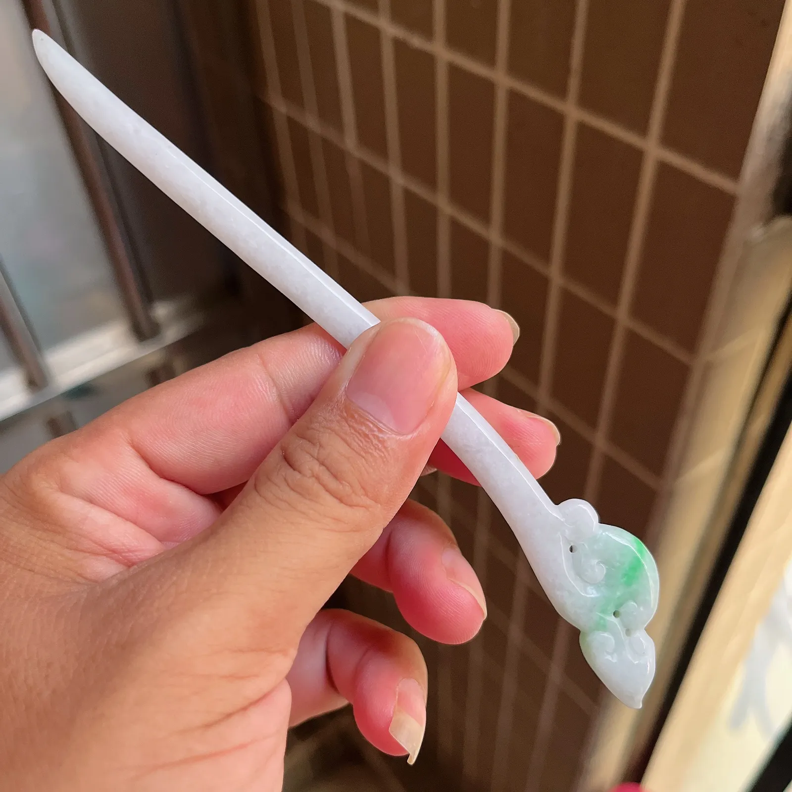 自然光实拍  水润精工冰透飘阳绿如意发簪。玉质细腻莹润 雕工精湛，佩戴高雅大方   线条优美 Lww尺寸:160/20/5mm