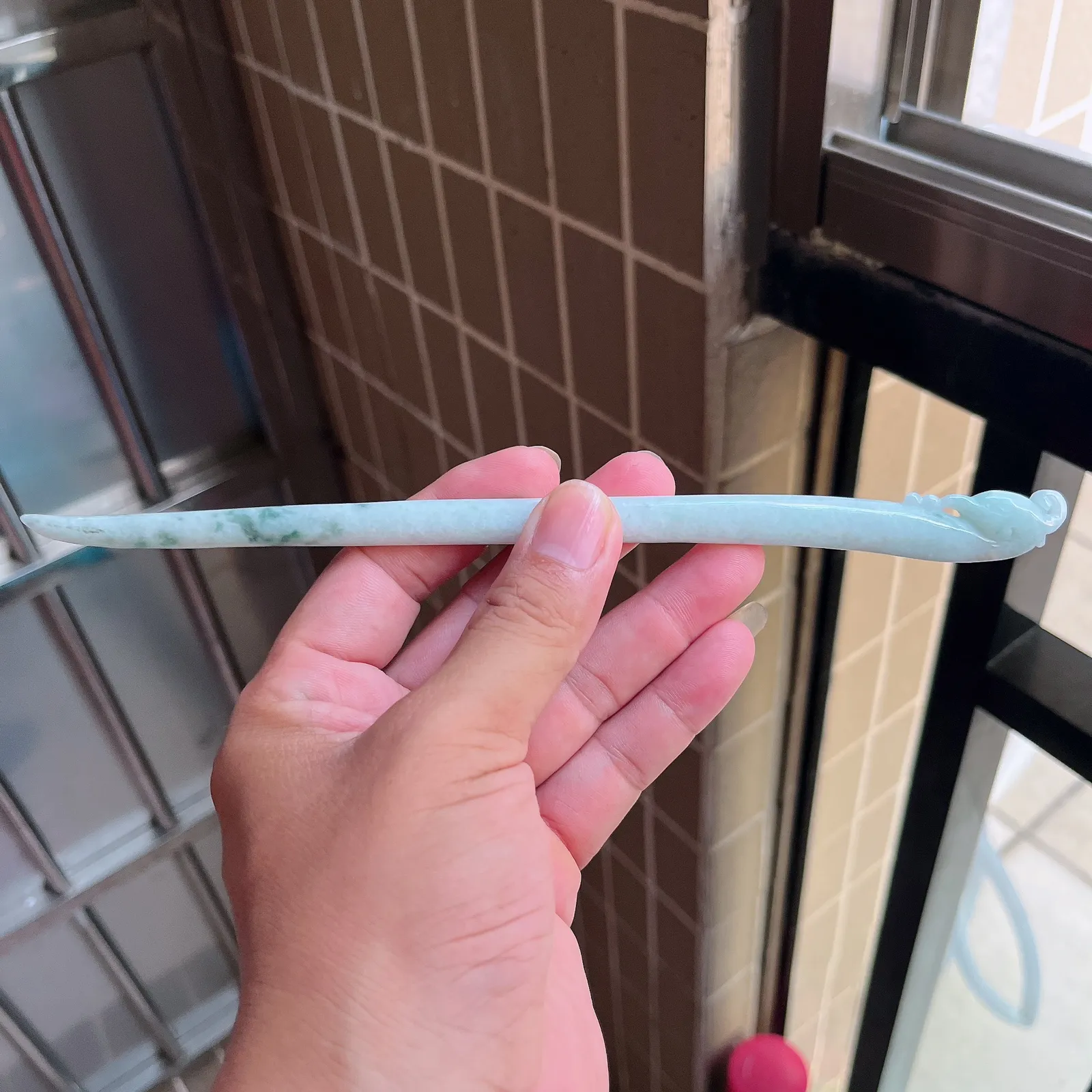 自然光实拍  水润精工冰透飘花凤舞九天凤头发簪。玉质细腻莹润 雕工精湛，佩戴高雅大方   线条优美 Lww尺寸:210/15/9mm