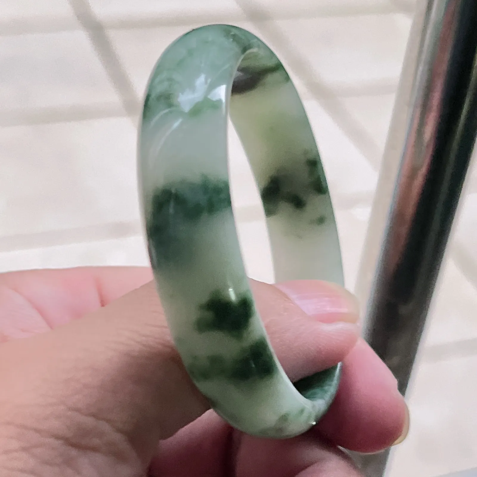 自然光实拍！老坑水润冰透飘绿花55mm圈口天然翡翠宽条贵妃手镯。玉质细腻温润 色泽清新淡雅 佩戴水灵！ Lww 尺寸:55/49.8/12.9/6mm
