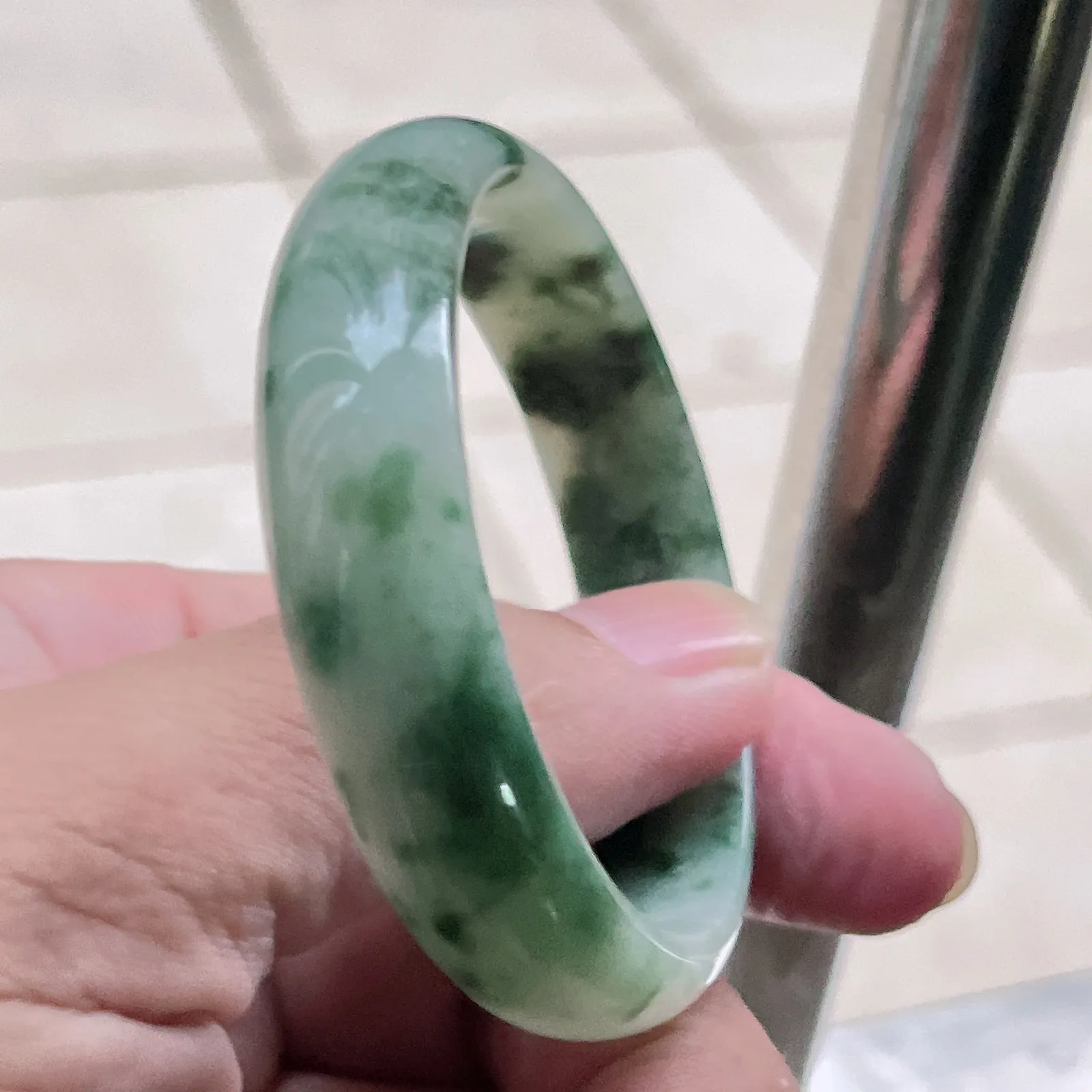 自然光实拍！老坑水润冰透飘绿花55mm圈口天然翡翠宽条贵妃手镯。玉质细腻温润 色泽清新淡雅 佩戴水灵！ Lww 尺寸:55/49.8/12.9/6mm