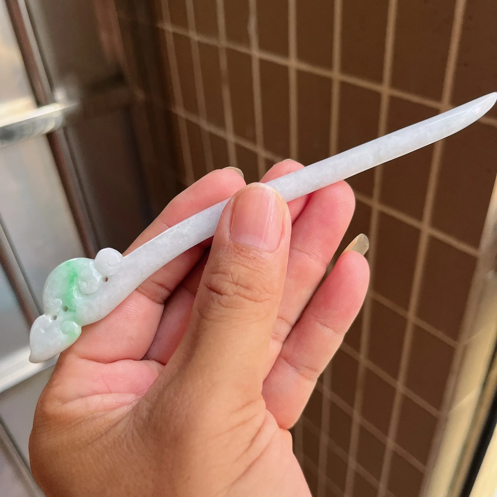 自然光实拍  水润精工冰透飘阳绿如意发簪。玉质细腻莹润 雕工精湛，佩戴高雅大方   线条优美 Lww尺寸:160/20/5mm