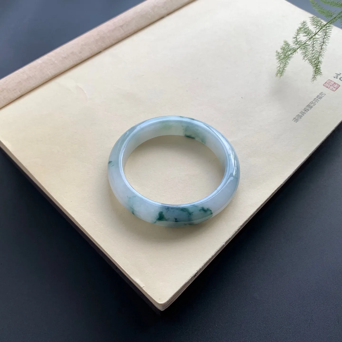 55.5圈口飘花正圈手镯 尺寸：55.5-12-8.5，无纹裂，细腻光滑，花色浓郁