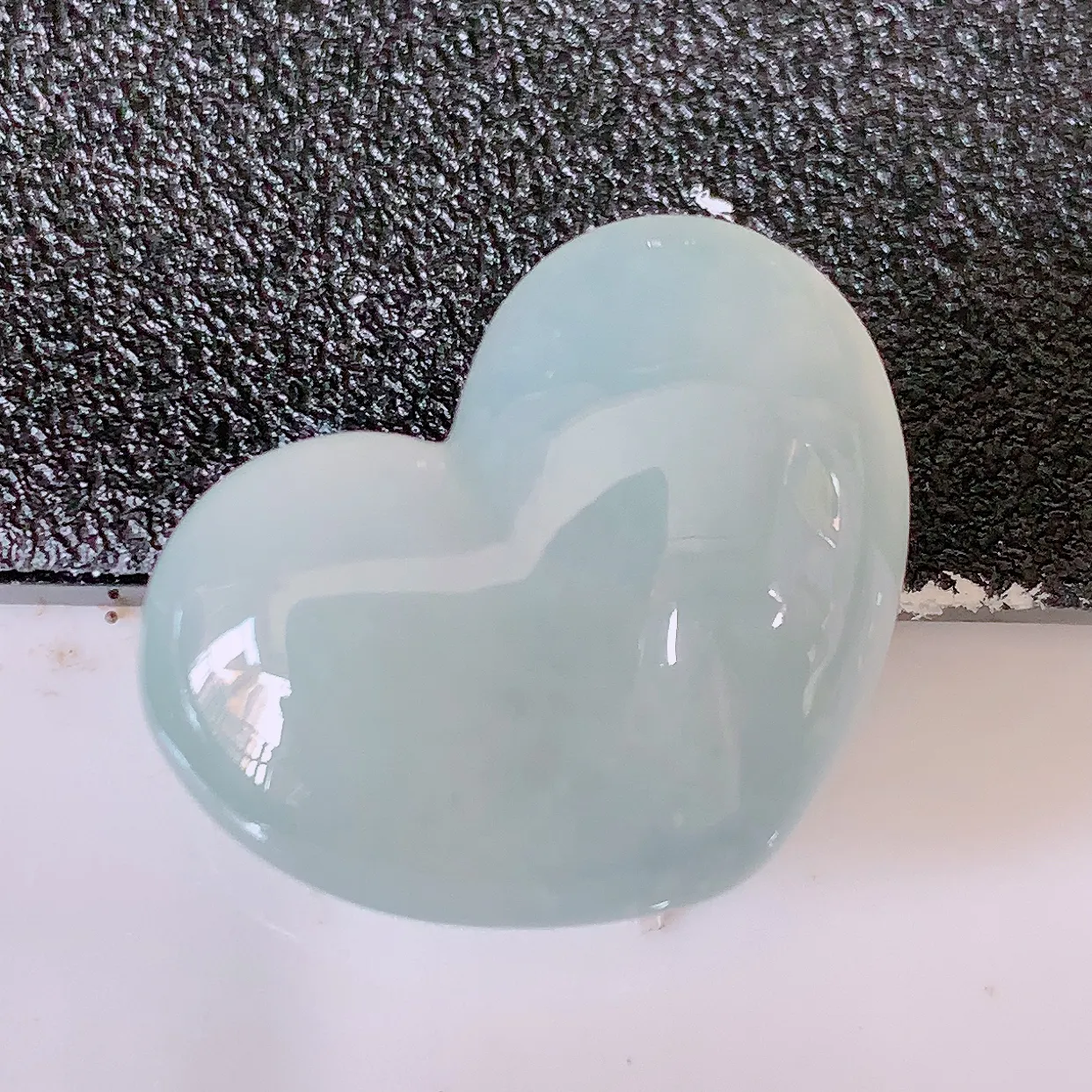 自然光实拍，冰种翡翠爱心，种老水足，雕工精湛 ，寓意美好，镶嵌更靓，佩戴时尚出众！#49.8