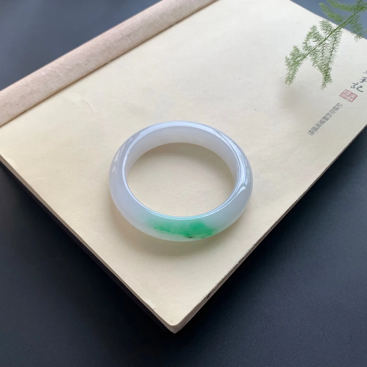 57.6圈口飘绿正圈手镯 尺寸：57.6-13.5-9.2，无纹裂，细腻釉洁，优美迷人