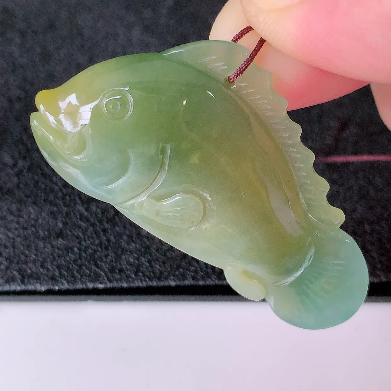 自然光实拍，冰润黄加绿翡翠年年有余，自由自在玉吊坠，寓意财源广进，雕工婉约，栩栩如生，佩戴优雅迷人！#32.10