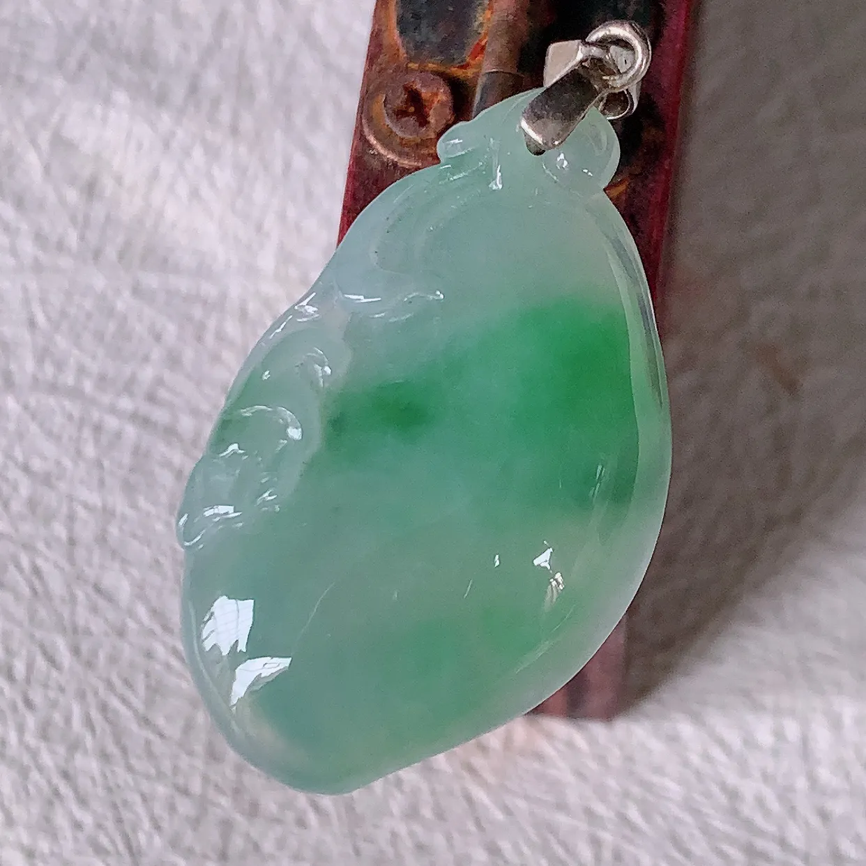 自然光实拍，冰种飘绿翡翠招财福瓜吊坠，精美饱满福瓜，种水足，形态圆润饱满，福相十足 ！#46.10配图银扣