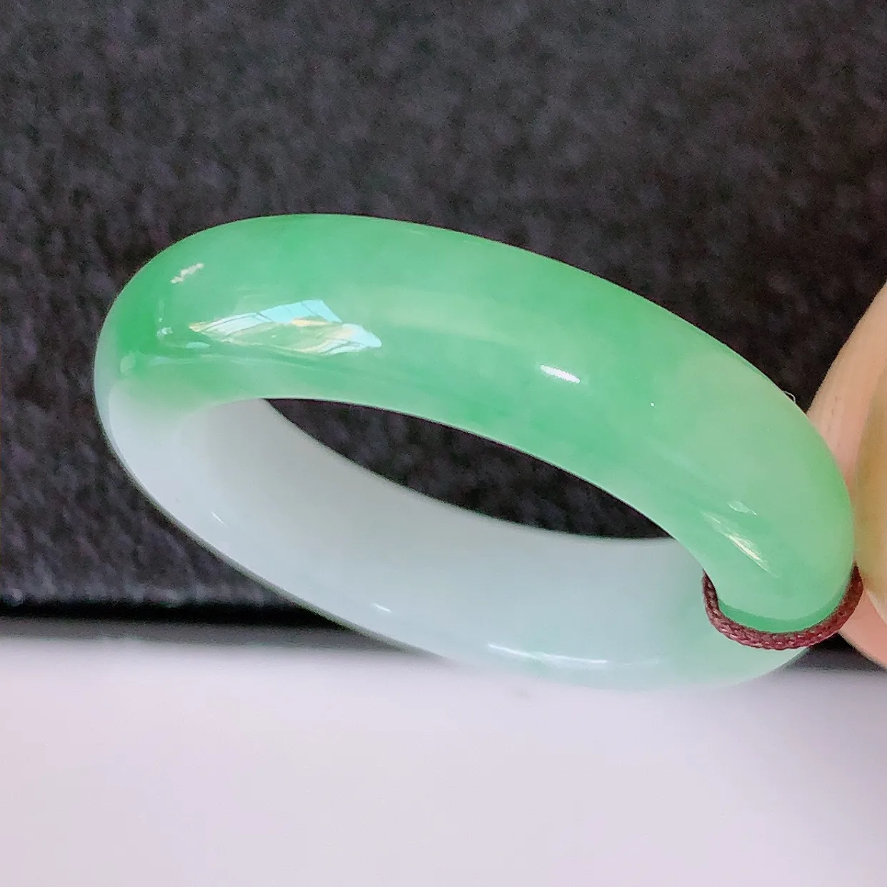 自然光实拍，19.2mm内径冰飘绿翡翠指环，玉戒指，玉质莹润，好精美好冰润的指环，19圈口，上手纤巧！#01.8尺寸19.2-5.2*3.6