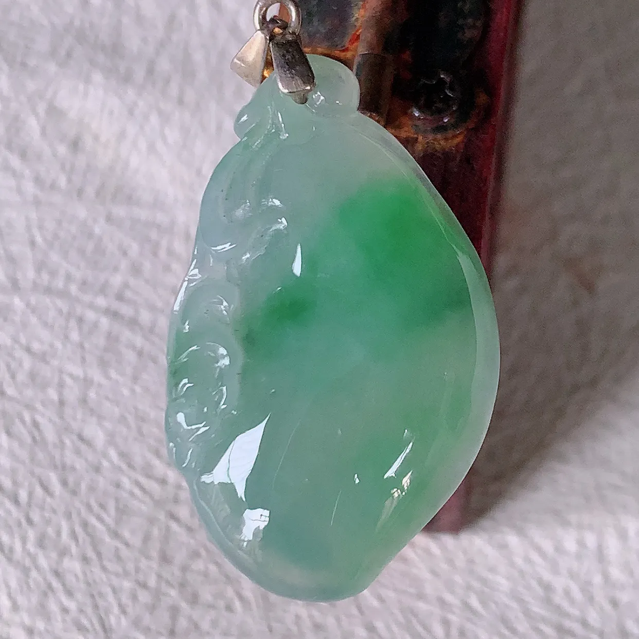 自然光实拍，冰种飘绿翡翠招财福瓜吊坠，精美饱满福瓜，种水足，形态圆润饱满，福相十足 ！#46.10配图银扣