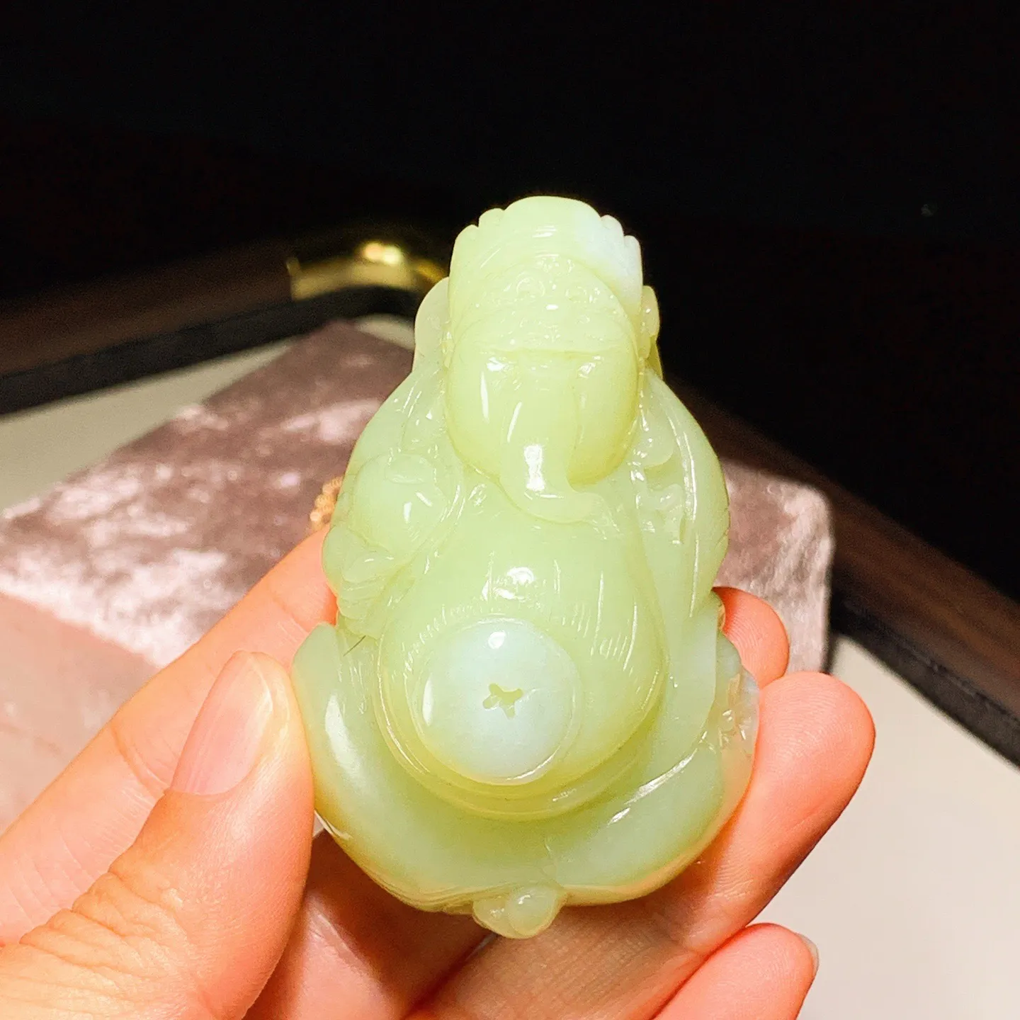 新疆若羌黄口料财神把件。尺寸65/42/29重94.7克 玉质细腻油润 底色纯净 脂粉好，品质好。lt251010