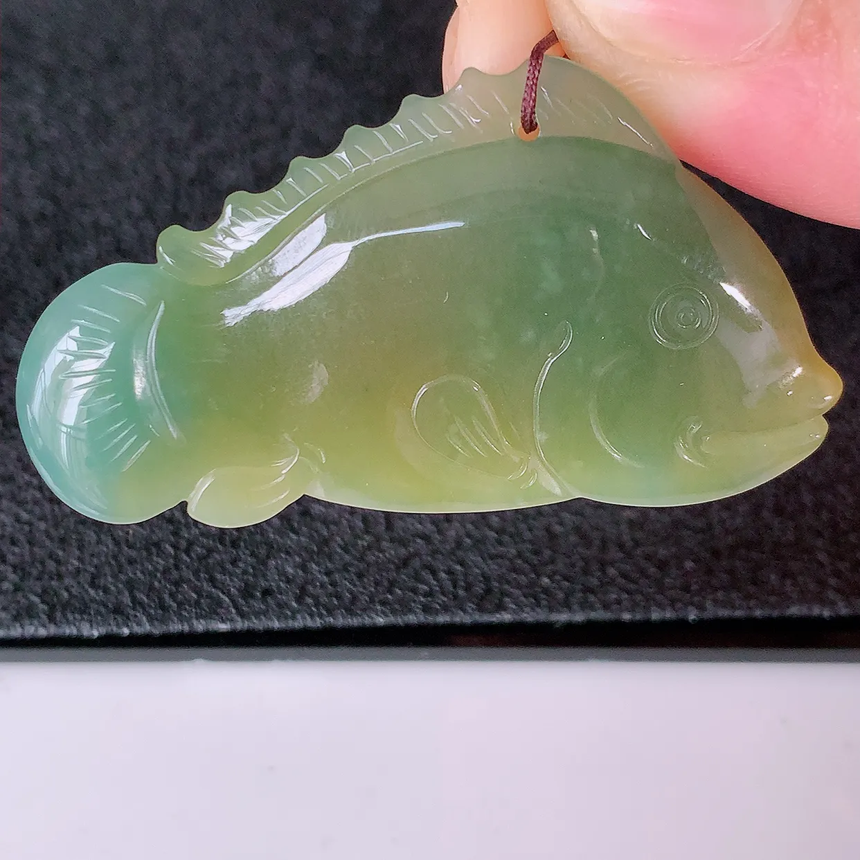 自然光实拍，冰润黄加绿翡翠年年有余，自由自在玉吊坠，寓意财源广进，雕工婉约，栩栩如生，佩戴优雅迷人！#32.10