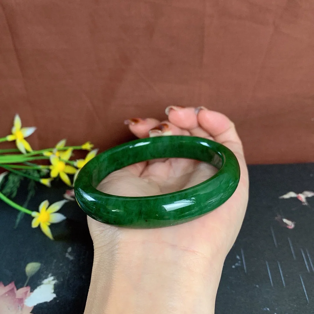 和田玉61圈口菠菜绿碧玉手镯！圈口61宽13玉质细腻油润 底色纯净 无裂无棉 脂粉好，品质高。