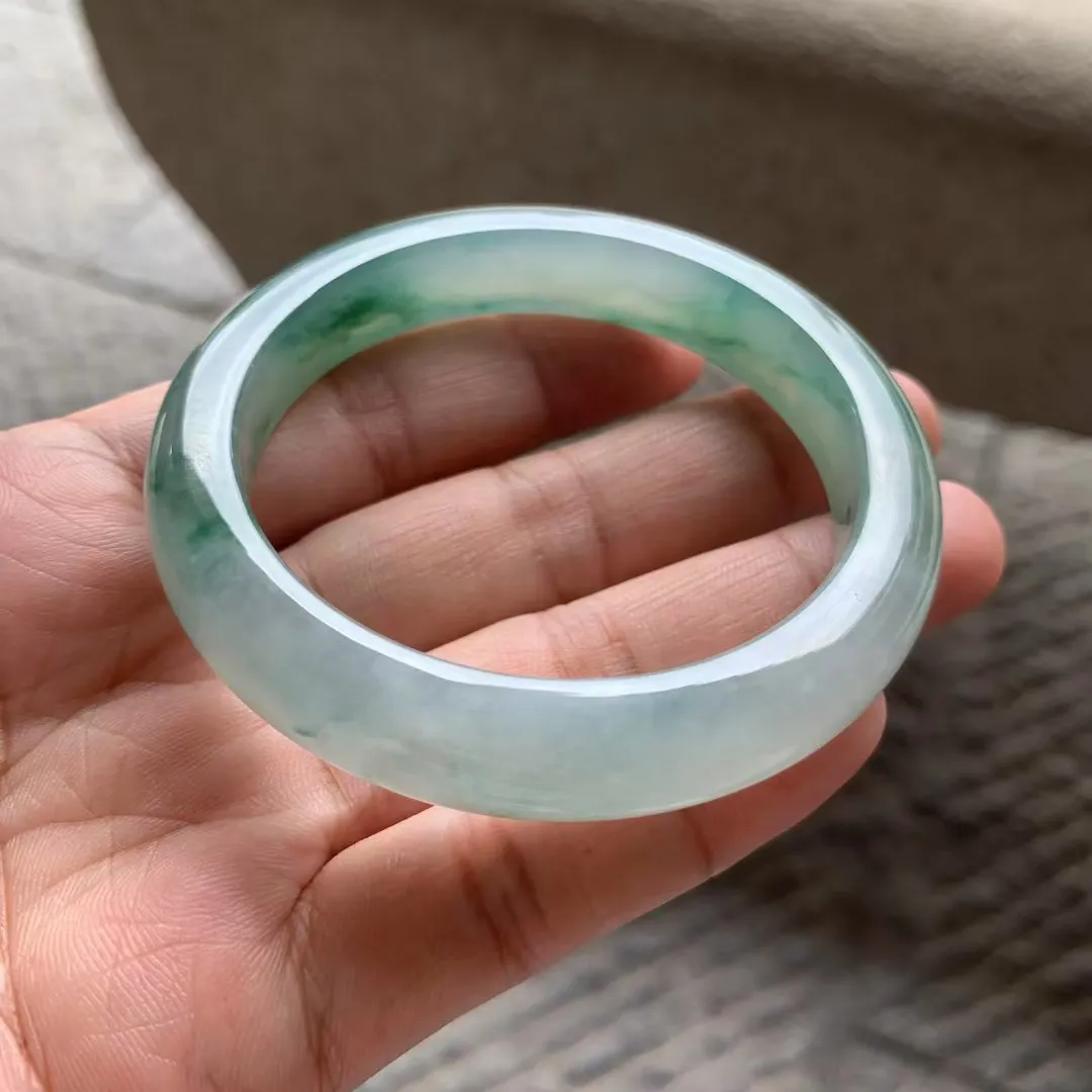 飘绿花正圈手镯尺寸56*11.3*8.8 老种通透，温润柔和，水润光泽，绿花鲜亮，灵动清雅！