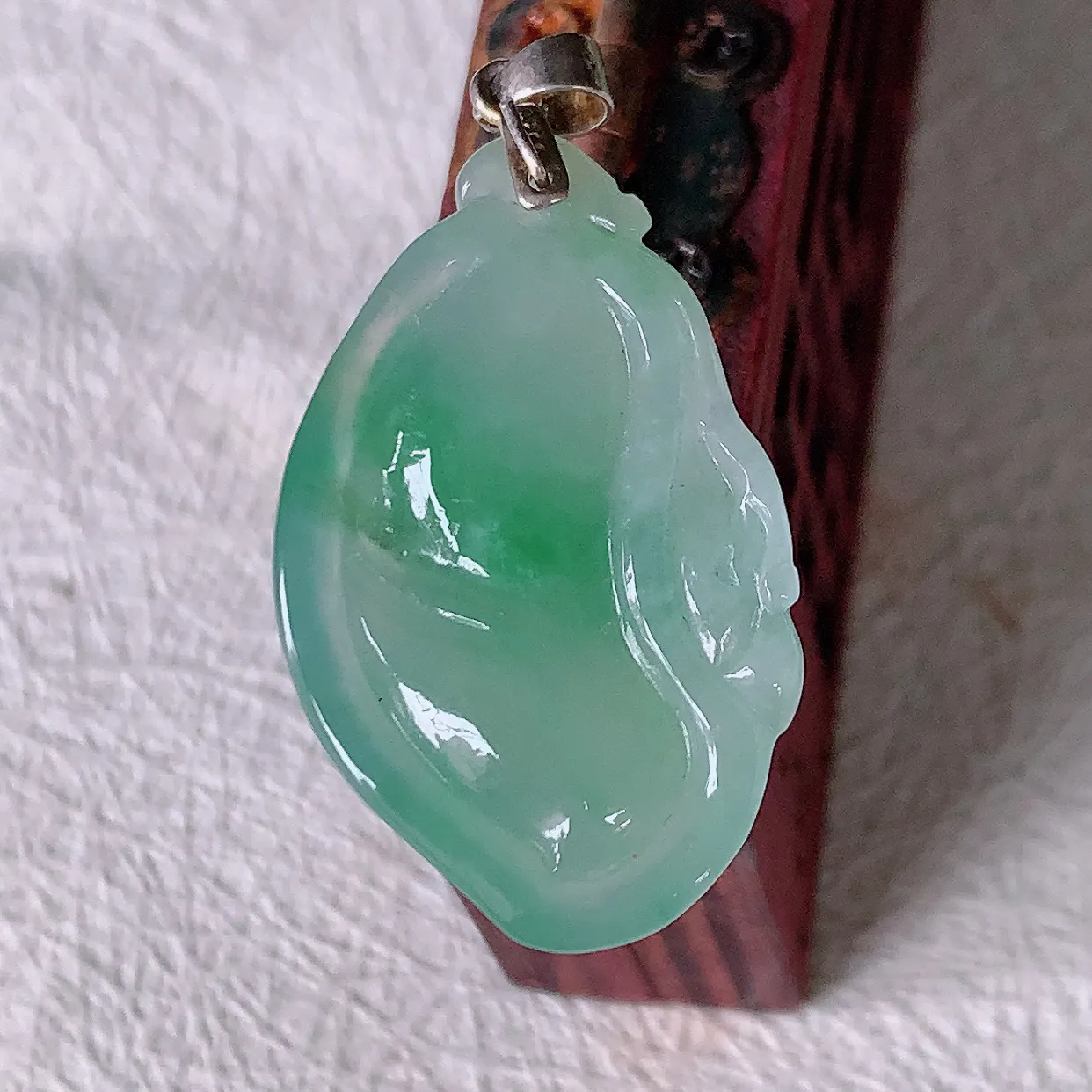自然光实拍，冰种飘绿翡翠招财福瓜吊坠，精美饱满福瓜，种水足，形态圆润饱满，福相十足 ！#46.10配图银扣