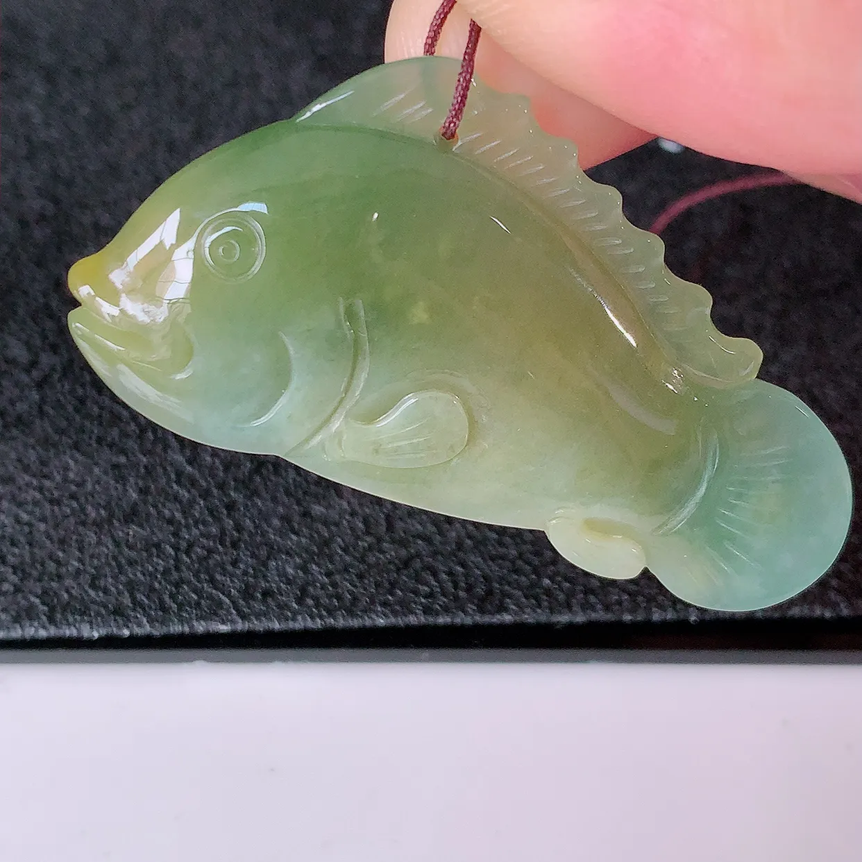 自然光实拍，冰润黄加绿翡翠年年有余，自由自在玉吊坠，寓意财源广进，雕工婉约，栩栩如生，佩戴优雅迷人！