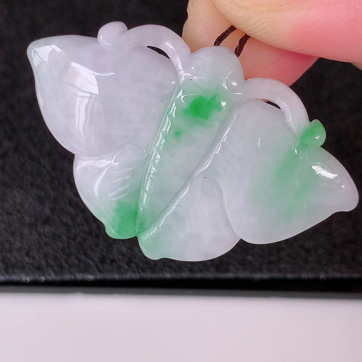 自然光实拍，冰润飘绿翡翠蝴蝶吊坠，种老水足，雕工精湛 ，寓意美好，佩戴时尚出众！#32.10