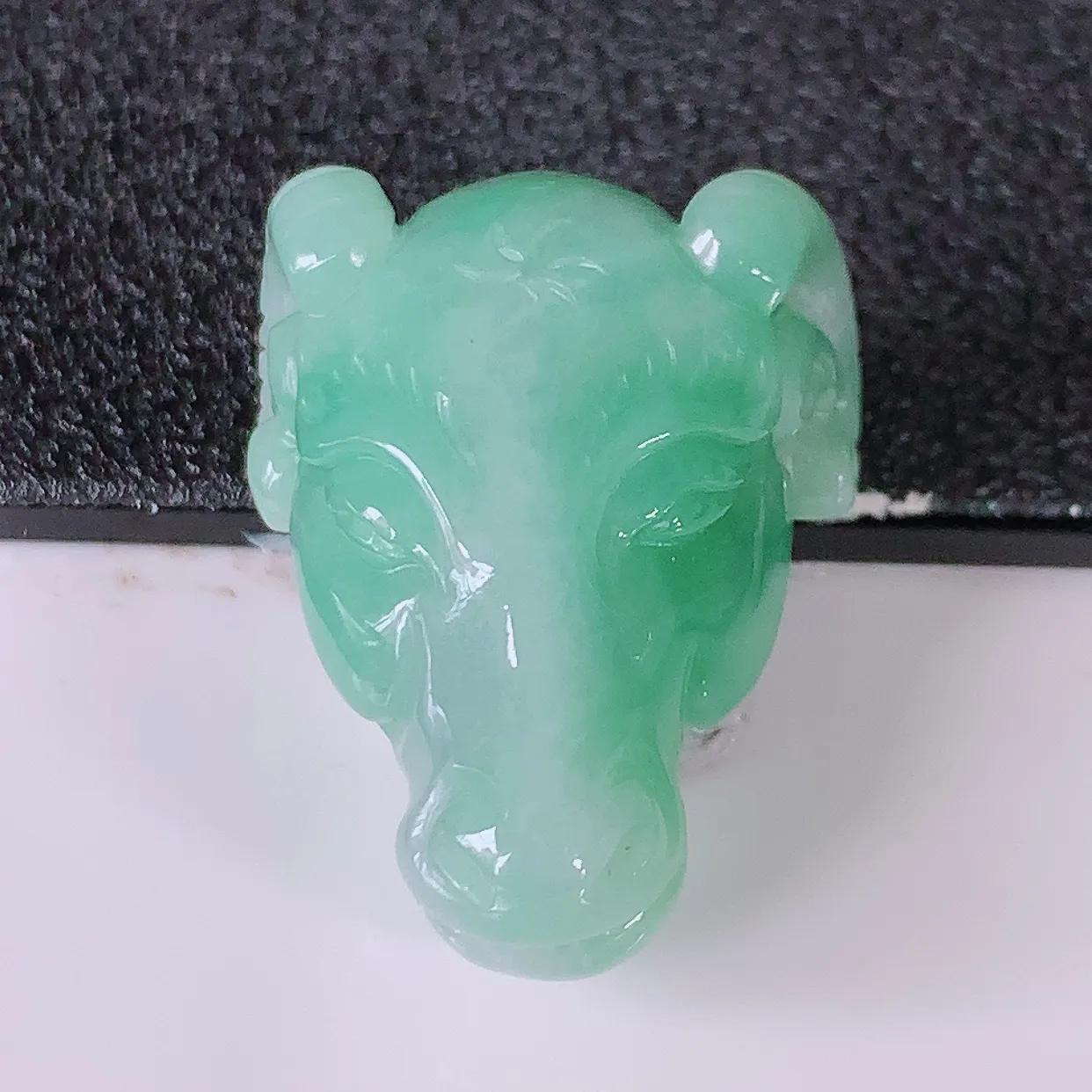 自然光实拍，冰润飘绿翡翠生肖羊头吊坠，种老水足，雕工精湛 ，寓意美好，佩戴时尚出众！#32.10