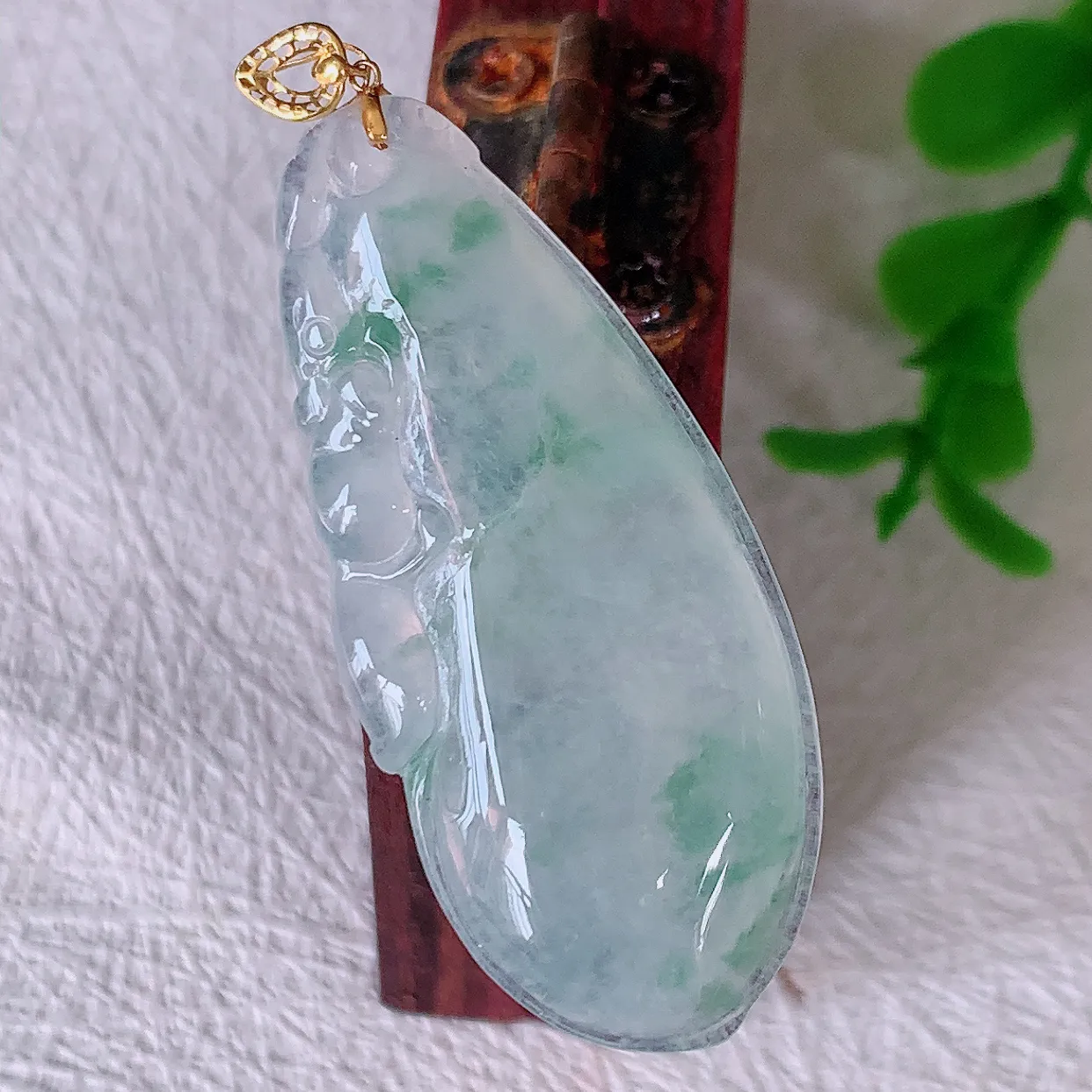 18K金镶嵌冰种飘花翡翠招财福瓜吊坠，精美饱满福瓜，种水足，形态圆润饱满，福相十足 ！#00.10