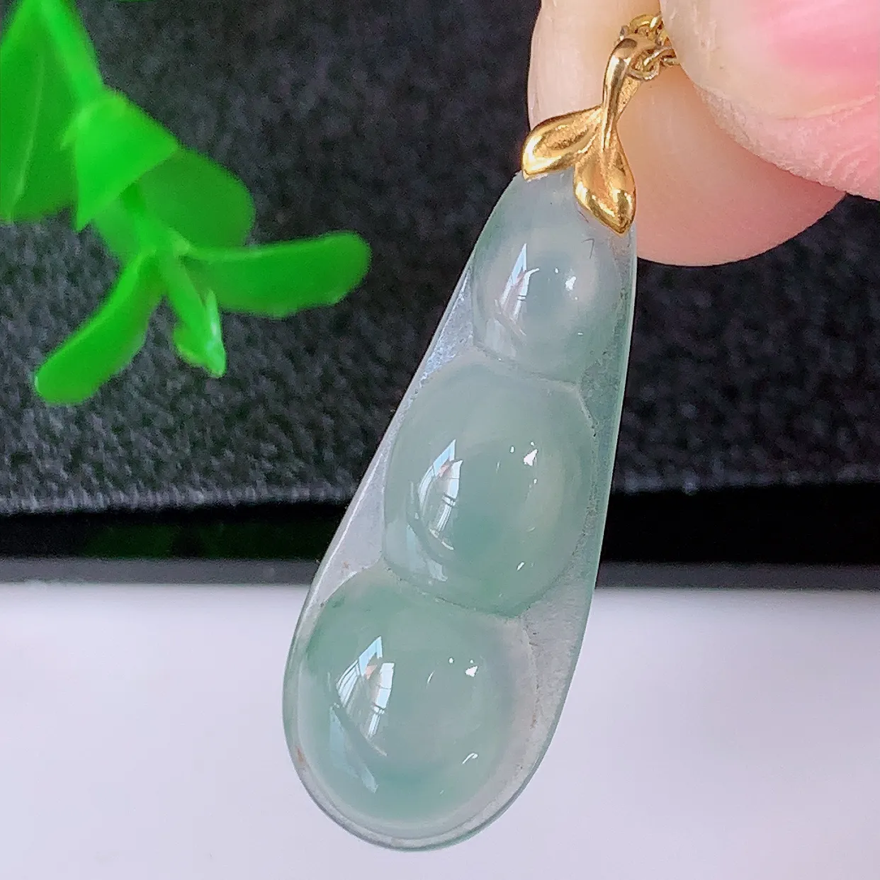 18K金镶嵌冰种飘花翡翠四季豆吊坠，平安豆福豆玉坠，冰润通透，豆粒饱满，寓意：豆蔻年华！#12.10