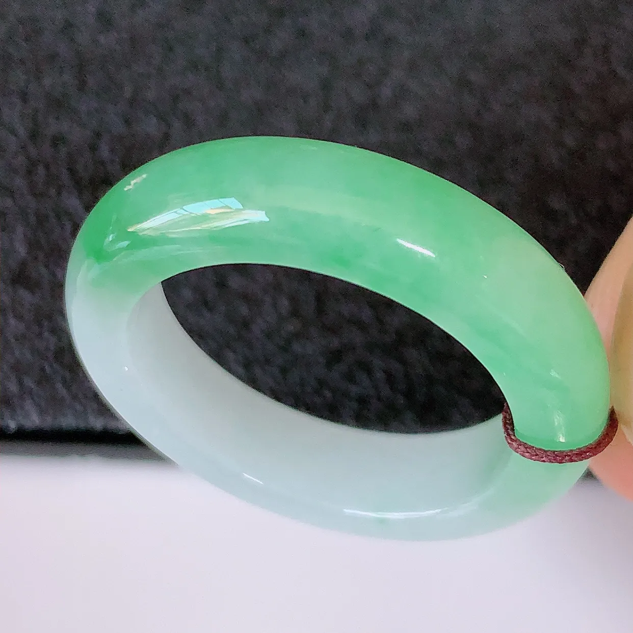 自然光实拍，19.2mm内径冰飘绿翡翠指环，玉戒指，玉质莹润，好精美好冰润的指环，19圈口，上手纤巧