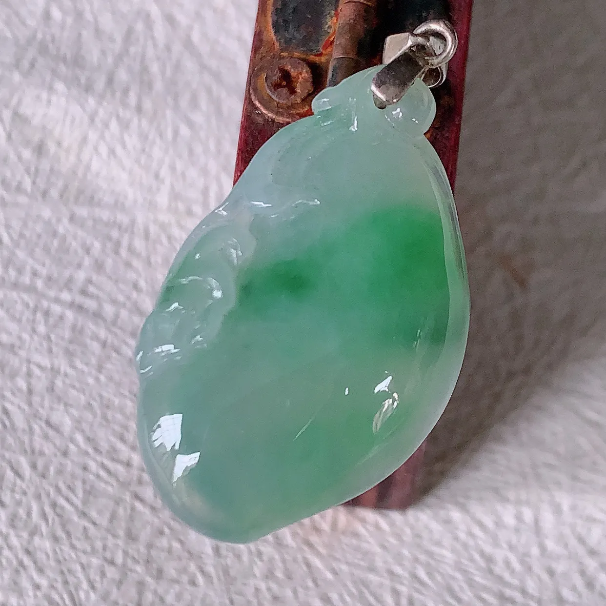 自然光实拍，冰种飘绿翡翠招财福瓜吊坠，精美饱满福瓜，种水足，形态圆润饱满，福相十足 ！#46.10配图银扣