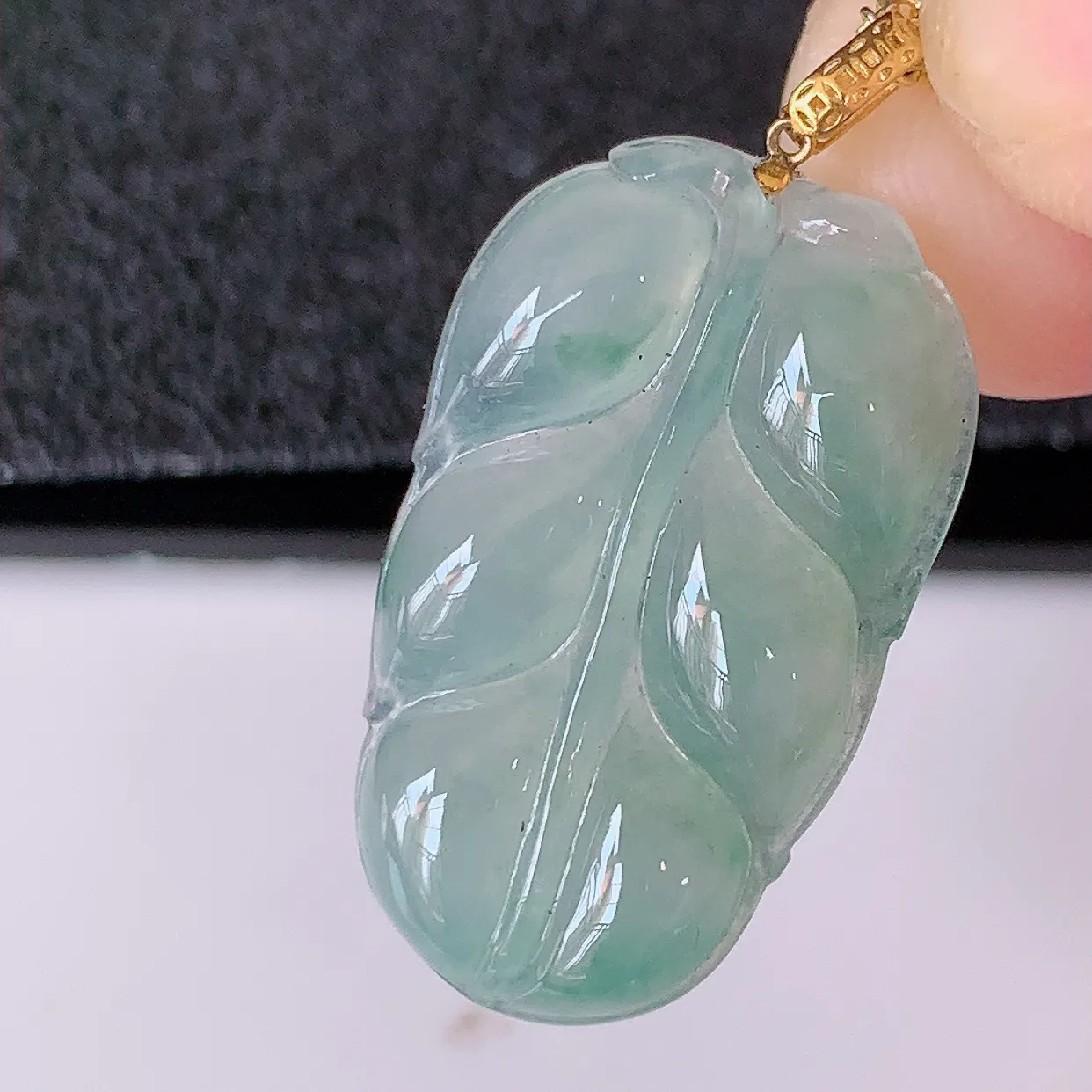 18K金镶嵌冰种叶子翡翠叶子吊坠 ，种水足，色泽清新，工艺精湛，叶子寓意美好；金枝玉叶，事业有成。#1.10