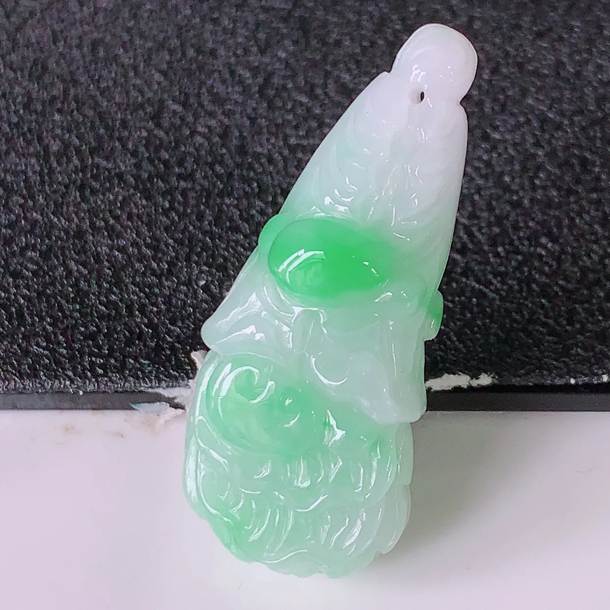 自然光实拍，冰润飘绿翡翠招百财白菜吊坠，百财聚来，财源滚滚，色泽鲜艳，精工水润的白菜，性价比高！#57.10
