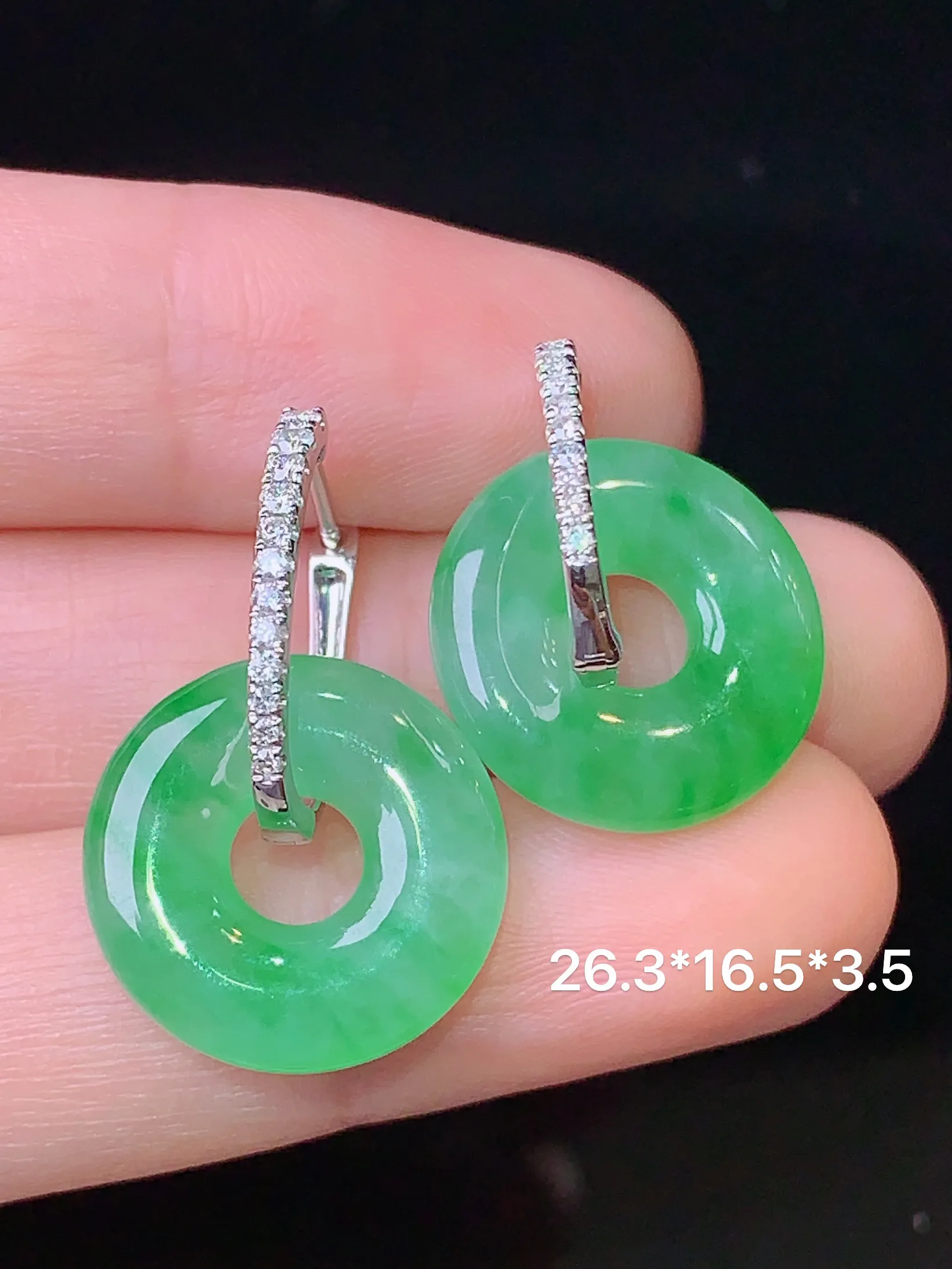 18k金钻镶嵌翠绿平安环耳坠 玉质细腻 色泽清新艳丽 整体尺寸26.3*16.5*3.5
