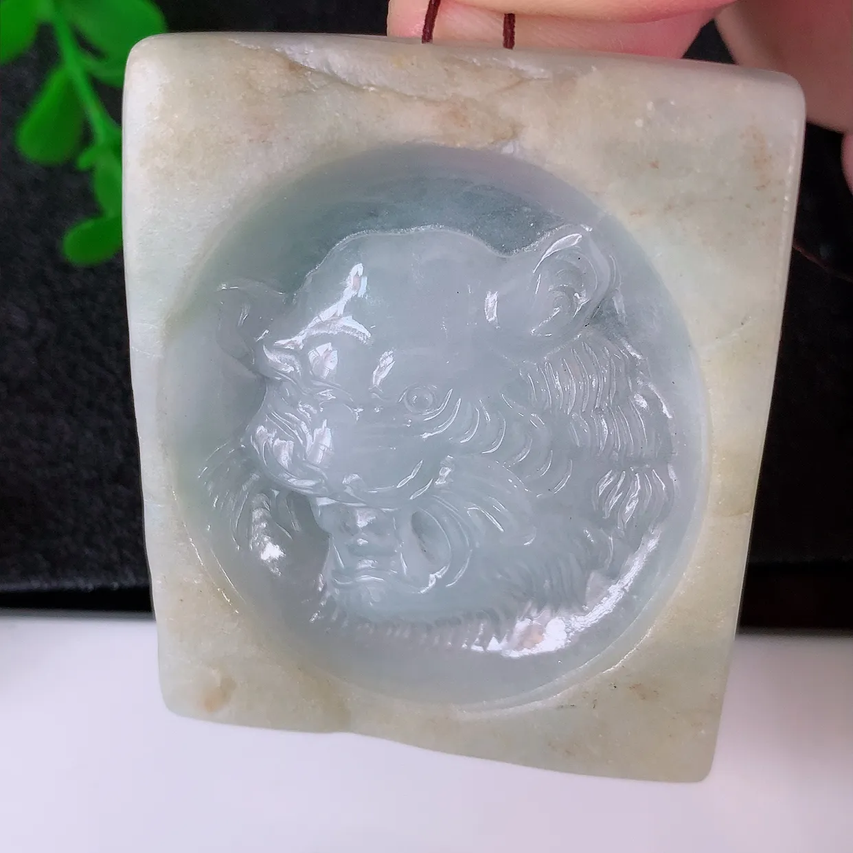 自然光实拍，冰润双彩翡翠生肖虎吊坠，种老水足，雕工精湛 ，寓意美好，佩戴时尚出众！#60.10