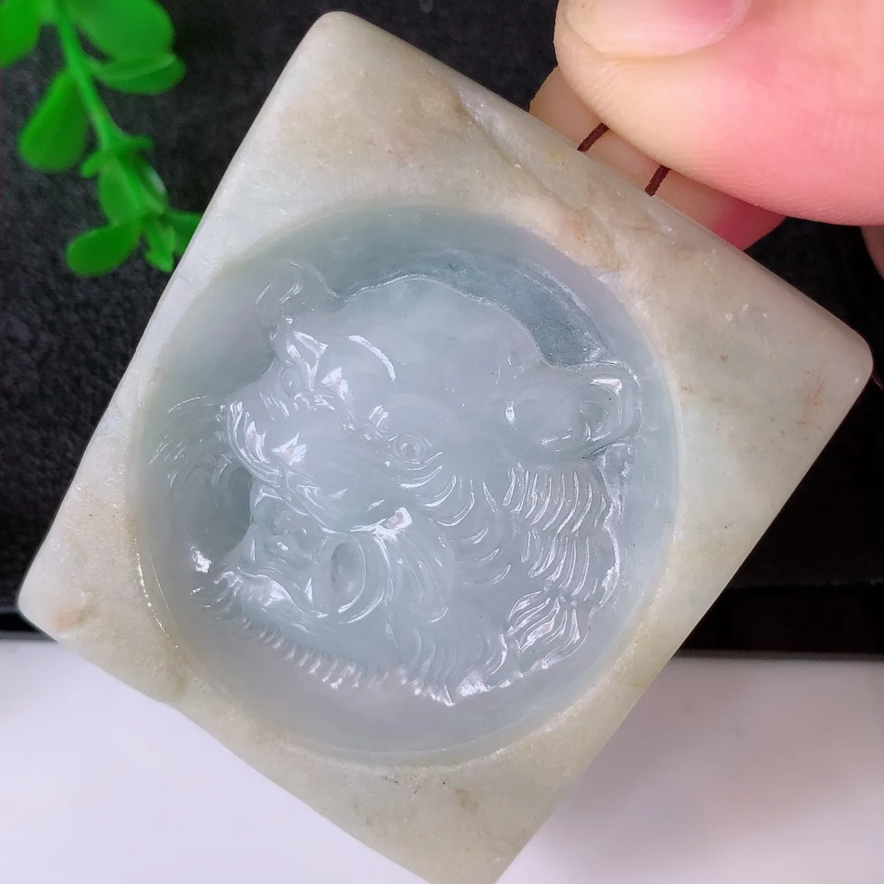 自然光实拍，冰润双彩翡翠生肖虎吊坠，种老水足，雕工精湛 ，寓意美好，佩戴时尚出众！#60.10