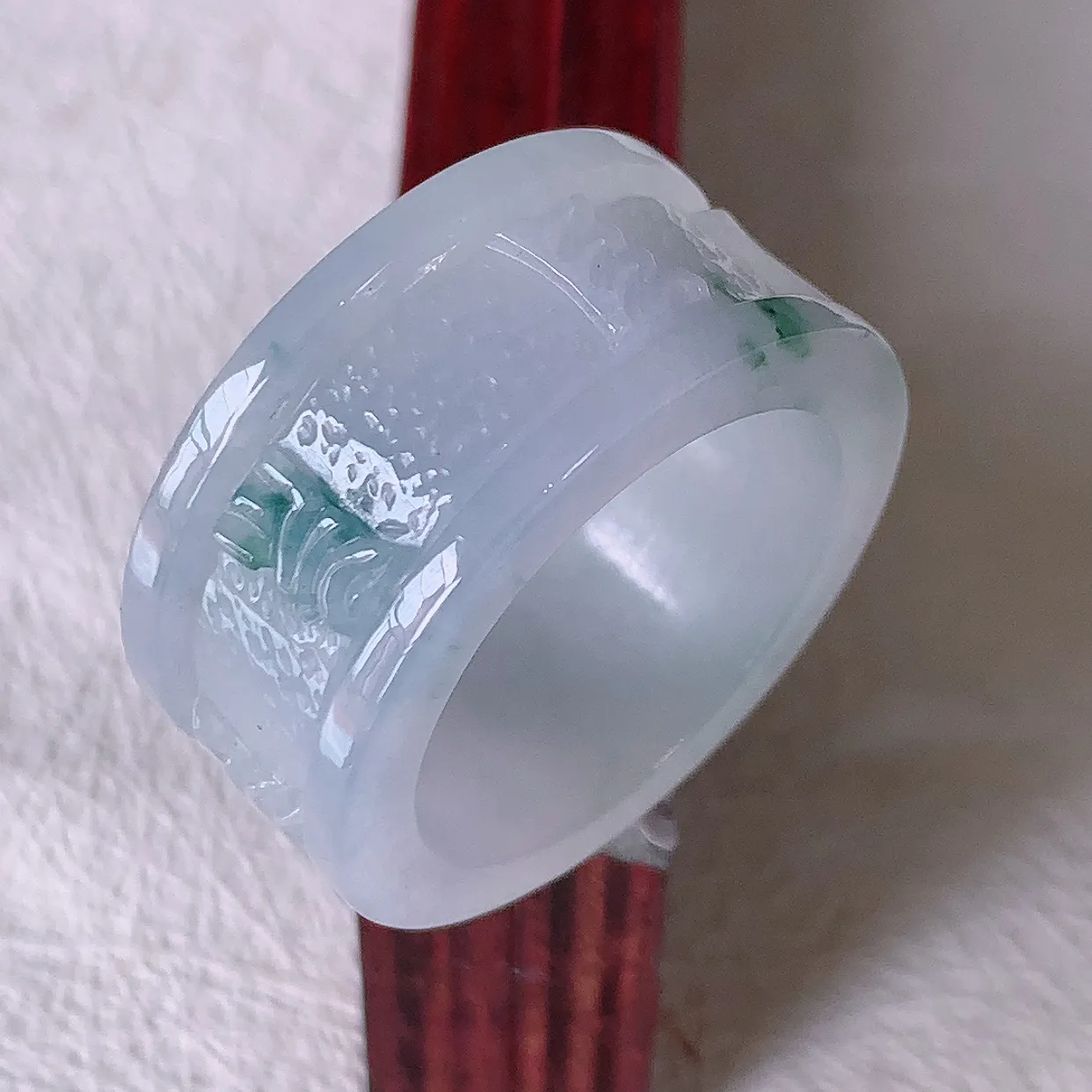 自然光实拍，22mm内径冰紫罗兰飘花翡翠扳指，冰润指环，玉扳指，财源滚滚，玉质细腻起胶，28圈口，种水好！#89.10尺寸22-13-3.7