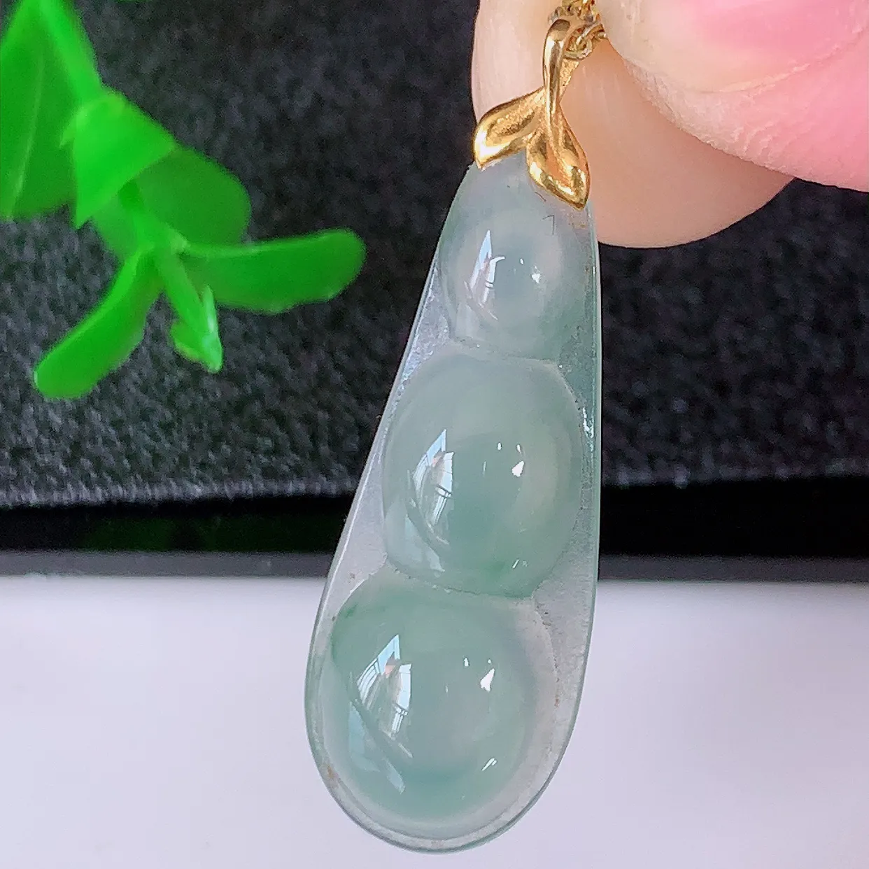 18K金镶嵌冰种飘花翡翠四季豆吊坠，平安豆福豆玉坠，冰润通透，豆粒饱满，寓意：豆蔻年华！#12.10