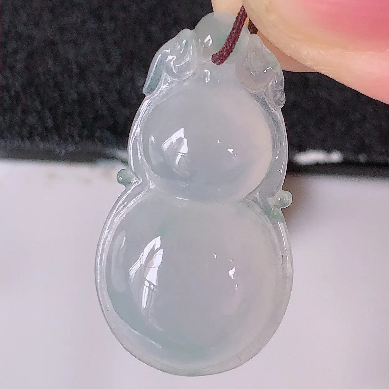 自然光实拍，冰种翡翠葫芦吊坠，寓意福禄双全，财源滚滚，清新脱俗，佩戴效果优雅迷人！#57.10