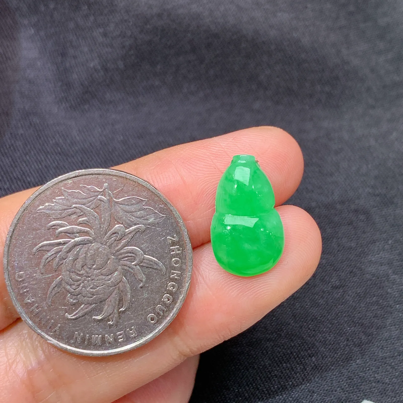 阳绿葫芦，镶嵌佳品，冰润色阳，种水足 尺寸15.7*9.5*3.6